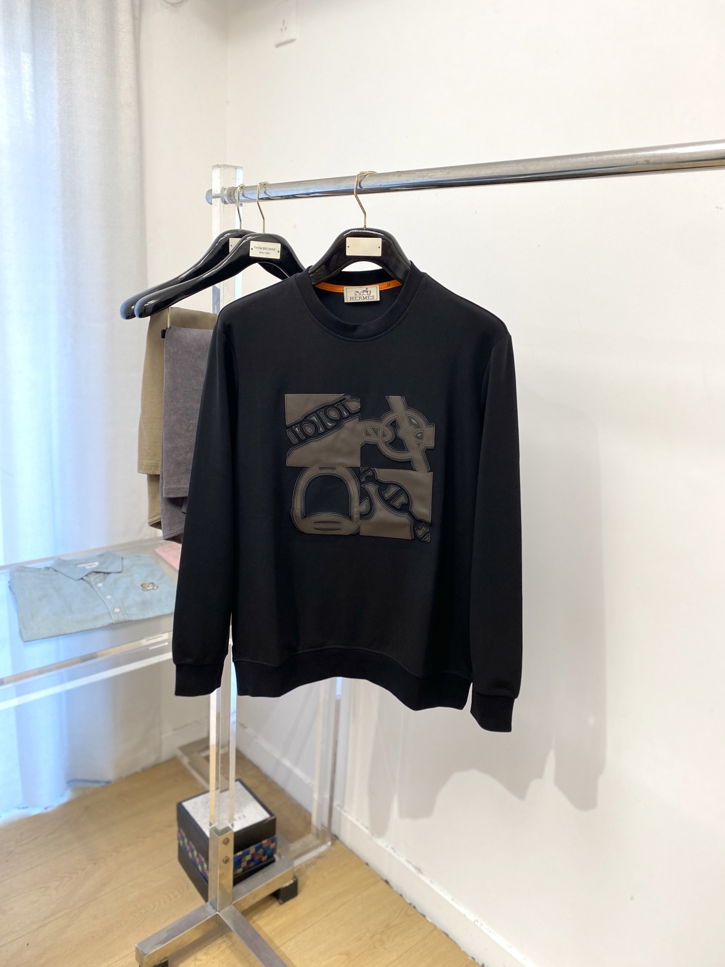 NO:565693,Hermes, 2025 new long-sleeved sweatshirt, handsome and fashionable, embroidered logo pattern on the chest, simple and versatile. The fabric cotton is not only crisp and maintains the trendy silhouette, but also comfortable to wear, and the yarn is more delicate. Size M-3XL, hermes, hoodie, sweatshirts, alexander wang19860909爱马仕、2025新品长袖卫衣,帅气时尚,胸前刺绣装饰图案logo,简约百搭款.面料棉 不仅挺括,保持潮流的廓形,又穿着舒适,纱织更细腻,码数M-3XL,,hermes,hoodie,sweatshirts,alexander wang,Men's clothing