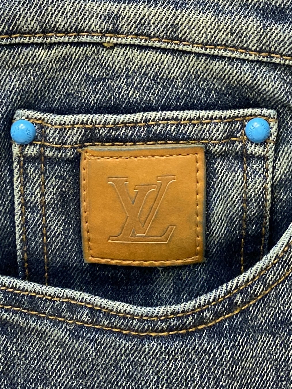 💰150LV、2025最新品，专柜同步有售，原单狠货，水洗休闲牛仔裤，进口原版水洗弹力面料，舒适有弹性，原版五金辅料装饰logo，版型超正，档次极高，专柜品质，上身时尚有型，码数29-38 P