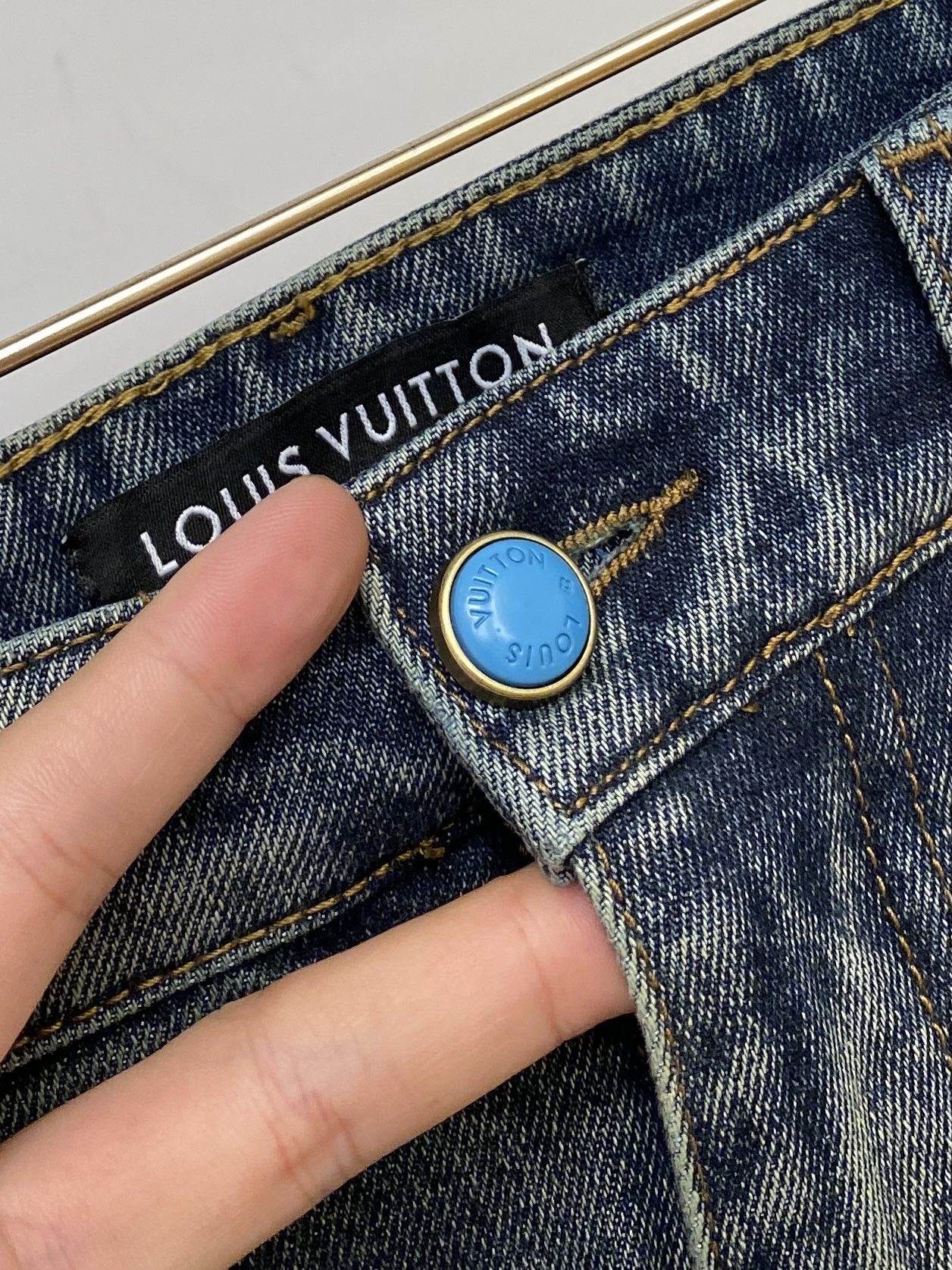 💰150LV、2025最新品，专柜同步有售，原单狠货，水洗休闲牛仔裤，进口原版水洗弹力面料，舒适有弹性，原版五金辅料装饰logo，版型超正，档次极高，专柜品质，上身时尚有型，码数29-38 P