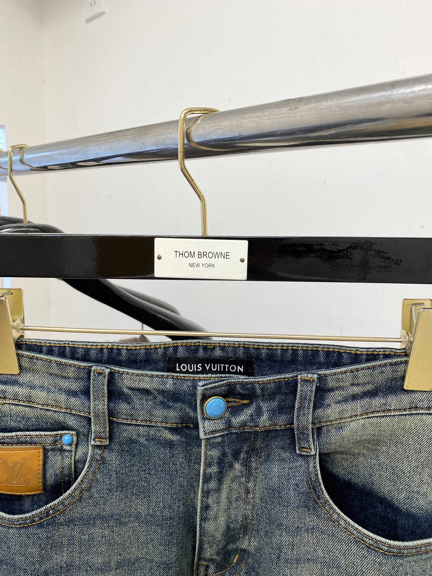 💰150LV、2025最新品，专柜同步有售，原单狠货，水洗休闲牛仔裤，进口原版水洗弹力面料，舒适有弹性，原版五金辅料装饰logo，版型超正，档次极高，专柜品质，上身时尚有型，码数29-38 P