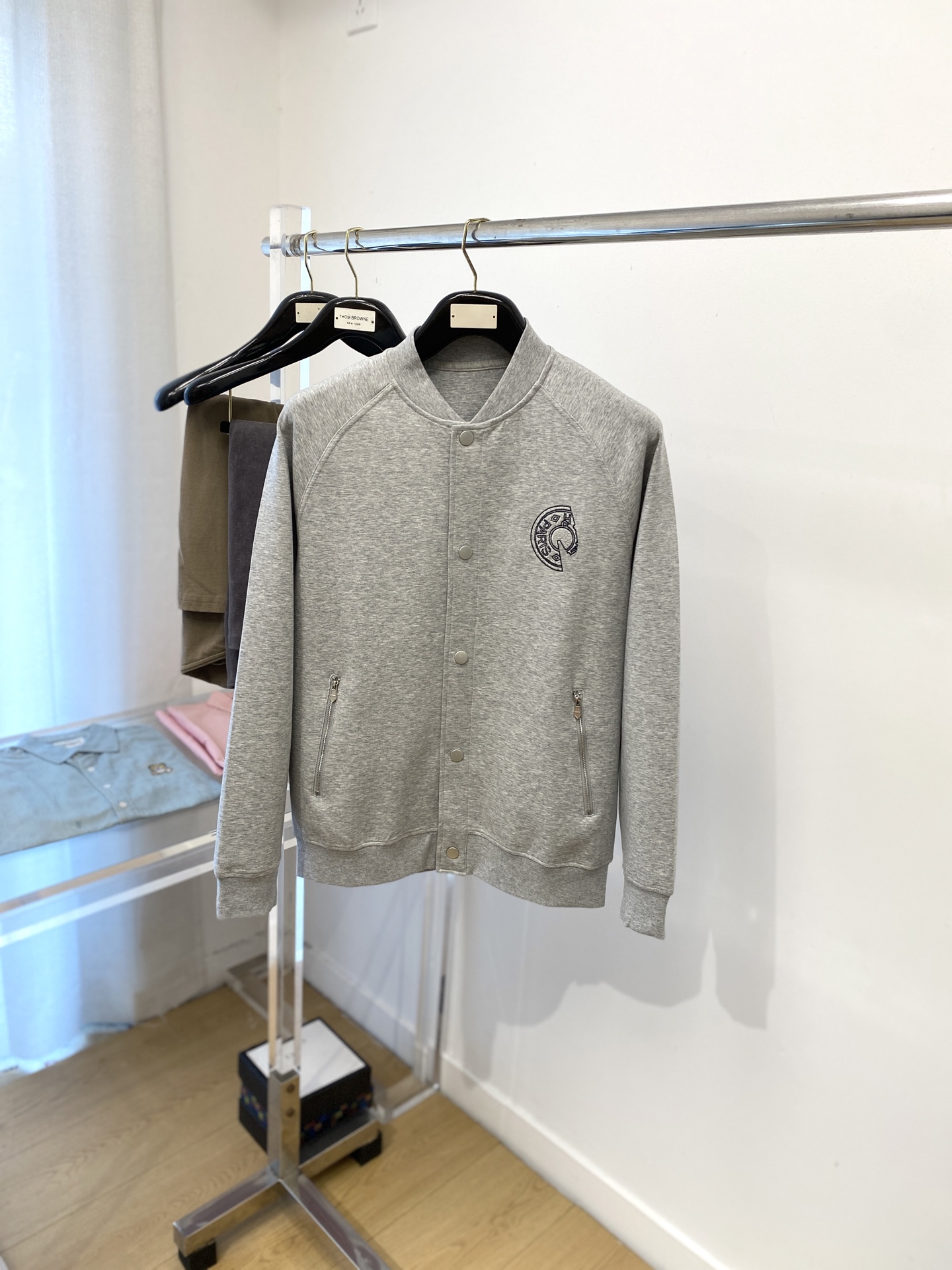 NO:505582,Hermes, the latest sweatshirt jacket in 2025, handsome and fashionable, exquisite embroidered letter logo on the chest, simple and versatile style. The fabric cotton is not only crisp, maintains the trendy silhouette, and is comfortable to wear, and the yarn is more delicate. The number M-3XL, hermes, hoodie, sweatshirts, jackets & coats, alexander wang19860909爱马仕、2025最新款卫衣外套,帅气时尚,胸前精致刺绣字母logo,简约百搭款.面料棉 不仅挺括,保持潮流的廓形,又穿着舒适,纱织更细腻,码数M-3XL,,hermes,hoodie,sweatshirts,jackets & coats,alexander wang,Men's clothing