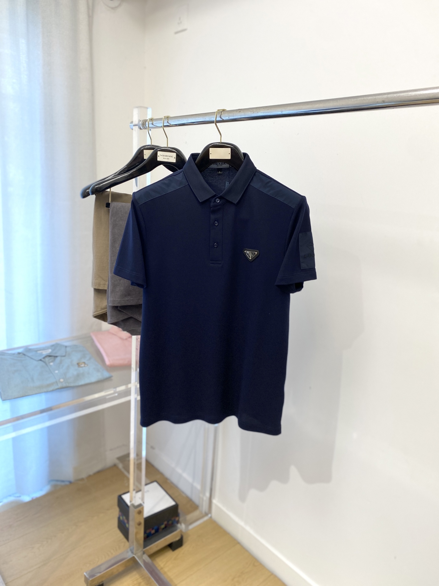 NO:522606,Prada, the latest short-sleeved T-shirt in 2025, handsome and fashionable, chest hardware decorative triangle logo, simple and versatile style. Fabric cotton is not only crisp, maintains a fashionable silhouette, but also comfortable to wear, and the yarn is more delicate, the number M-3XL, prada, T-shirt,tees, t-shirt,alexander wang19860909普拉达、2025最新款短袖T恤,帅气时尚,胸前五金装饰三角标logo,简约百搭款.面料棉 不仅挺括,保持潮流的廓形,又穿着舒适,纱织更细腻,码数M-3XL,,prada,T-shirt,tees，t-shirt,alexander wang,Men's clothing