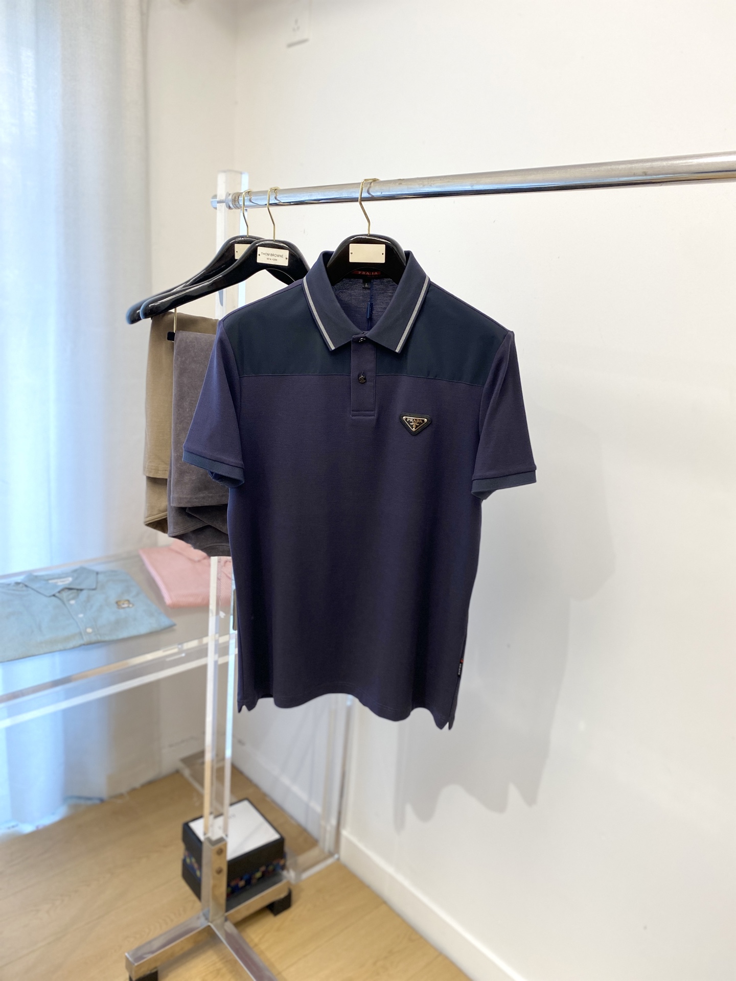 NO:522609,Prada, the latest short-sleeved T-shirt in 2025, handsome and fashionable, chest hardware decorative triangle logo, simple and versatile style. Fabric cotton is not only crisp, maintains a fashionable silhouette, but also comfortable to wear, and the yarn is more delicate, the number M-3XL, prada, T-shirt,tees, t-shirt,alexander wang19860909普拉达、2025最新款短袖T恤,帅气时尚,胸前五金装饰三角标logo,简约百搭款.面料棉 不仅挺括,保持潮流的廓形,又穿着舒适,纱织更细腻,码数M-3XL,,prada,T-shirt,tees，t-shirt,alexander wang,Men's clothing