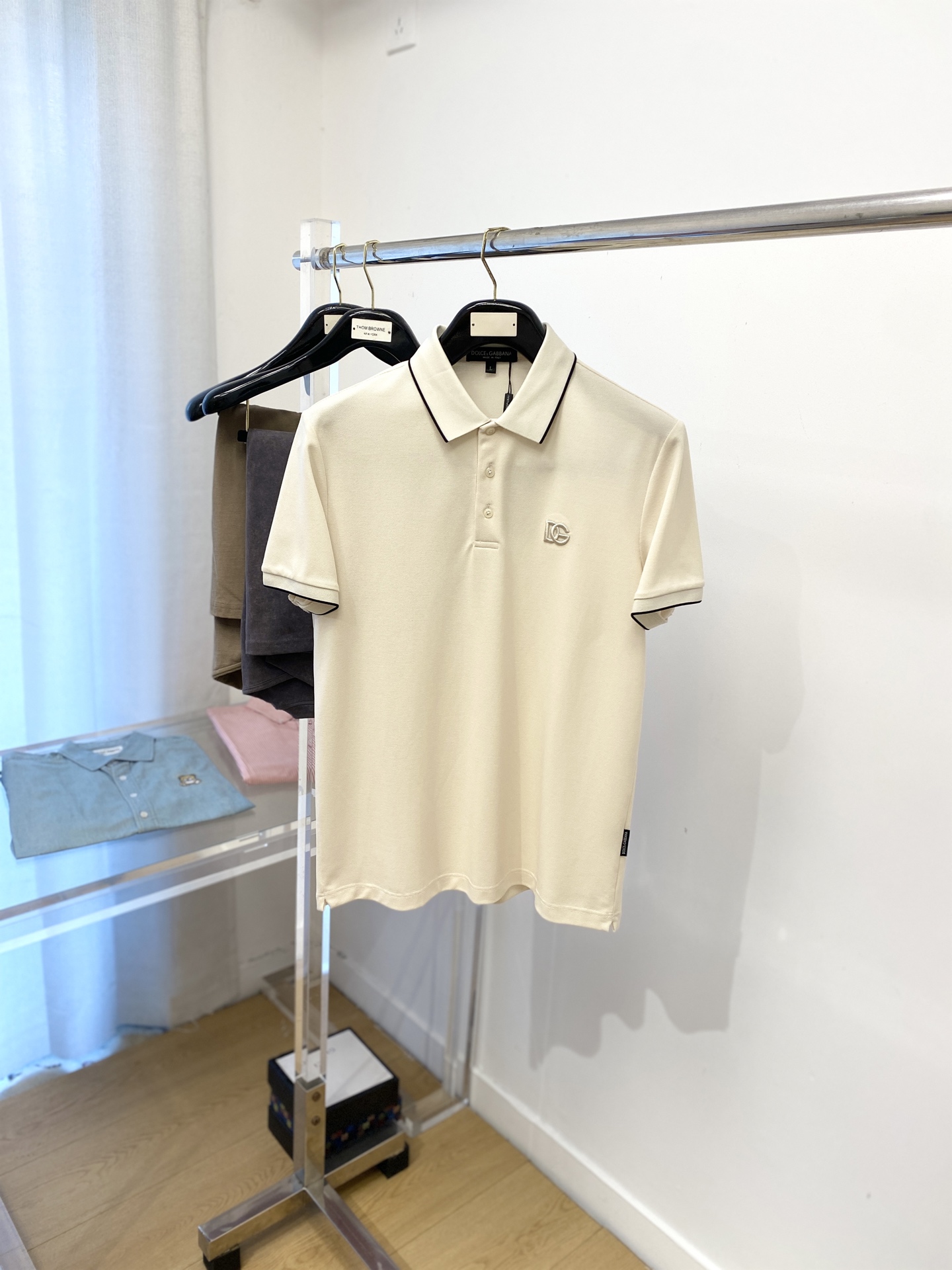 NO:522615,DG, the latest short-sleeved T-shirt in 2025, handsome and fashionable, exquisite embroidered letter logo on the chest, simple and versatile style. The fabric cotton is not only crisp, maintains the trendy silhouette, but also comfortable to wear, and the yarn is more delicate, the number M-3XL, T-shirt,tees, t-shirt,alexander wang19860909DG、2025最新款短袖T恤,帅气时尚,胸前精致刺绣字母logo,简约百搭款.面料棉 不仅挺括,保持潮流的廓形,又穿着舒适,纱织更细腻,码数M-3XL,,T-shirt,tees，t-shirt,alexander wang,Men's clothing