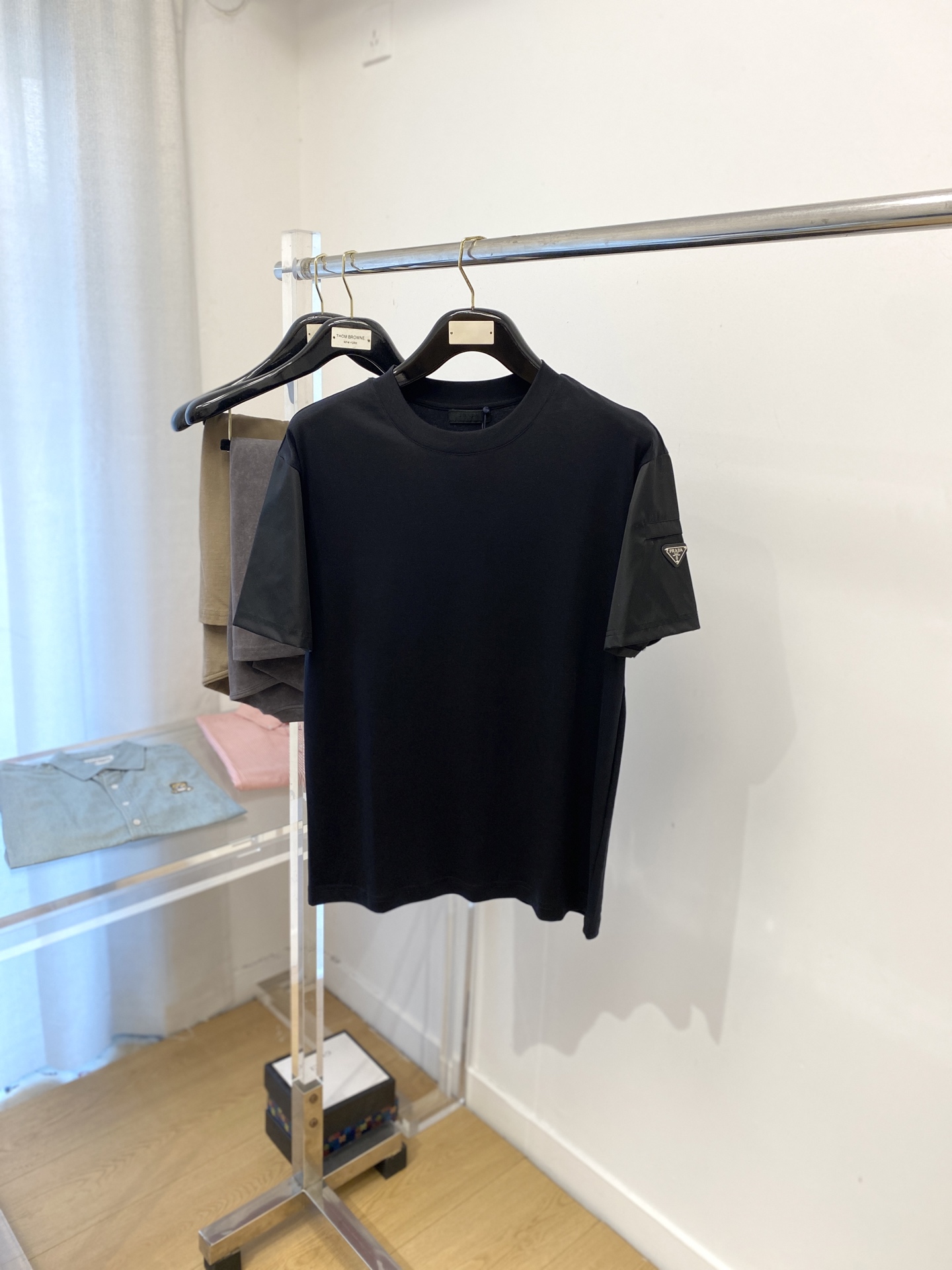 NO:522624,Prada, the latest short-sleeved T-shirt in 2025, handsome and fashionable, cuff hardware decorative triangle logo, simple and versatile style. Fabric cotton is not only crisp, maintains a fashionable silhouette, but also comfortable to wear, and the yarn is more delicate, the number M-3XL, prada, T-shirt,tees, t-shirt,alexander wang19860909普拉达、2025最新款短袖T恤,帅气时尚,袖口五金装饰三角标logo,简约百搭款.面料棉 不仅挺括,保持潮流的廓形,又穿着舒适,纱织更细腻,码数M-3XL,,prada,T-shirt,tees，t-shirt,alexander wang,Men's clothing