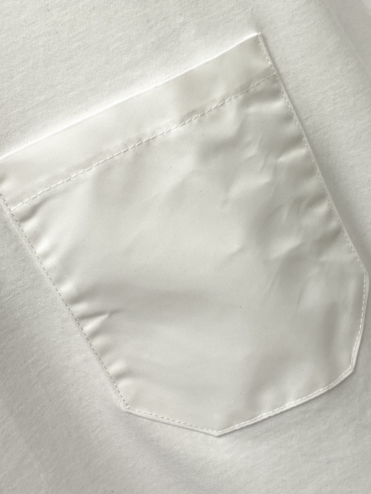 普拉达、2025最新款短袖T恤，帅气时尚，衣下刺绣装饰字母logo，简约百搭款。面料棉 不仅挺括，保持潮