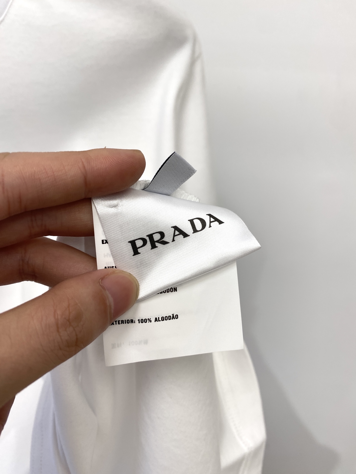 普拉达、2025最新款短袖T恤，帅气时尚，衣下刺绣装饰字母logo，简约百搭款。面料棉 不仅挺括，保持潮