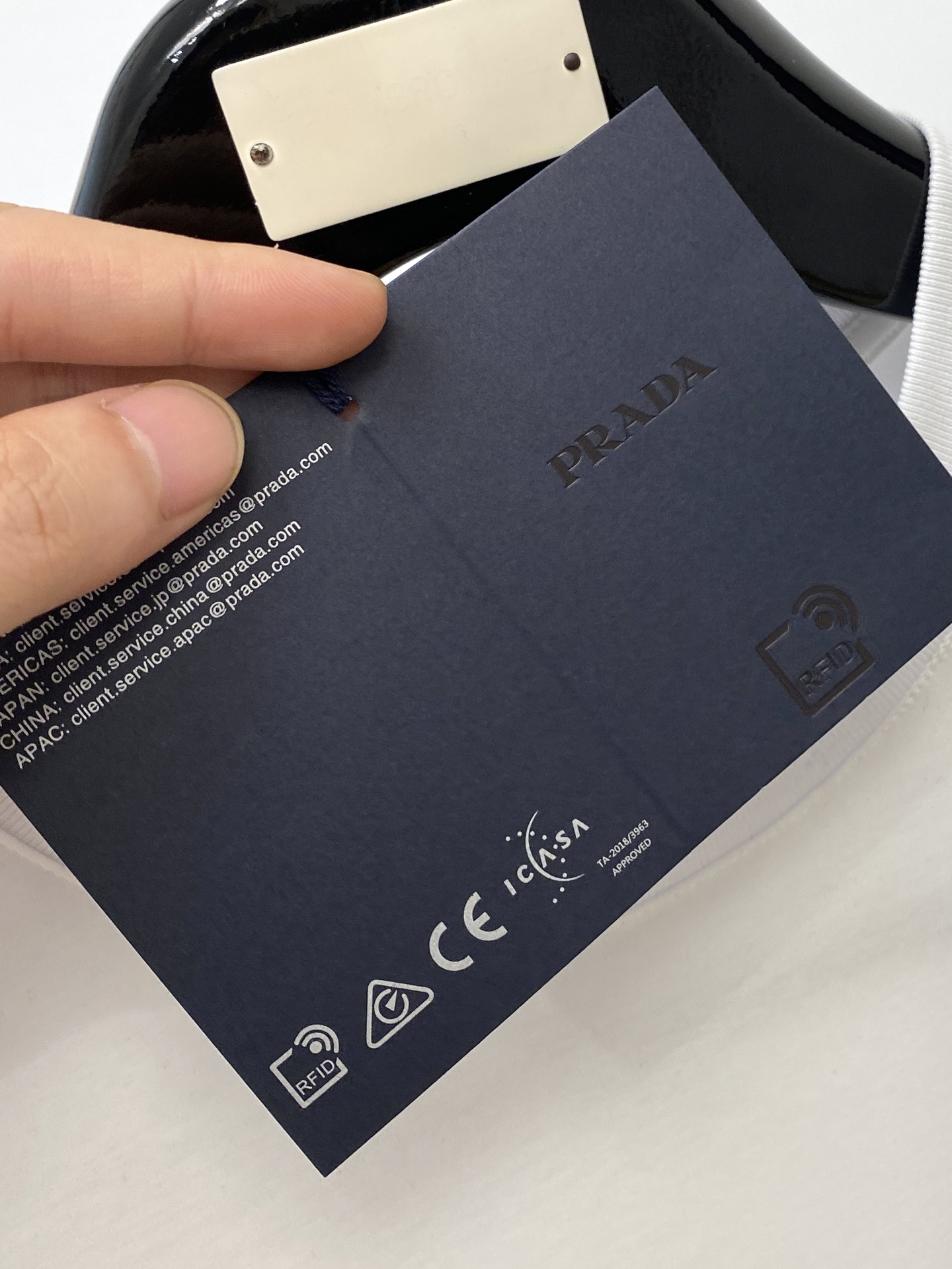 普拉达、2025最新款短袖T恤，帅气时尚，衣下刺绣装饰字母logo，简约百搭款。面料棉 不仅挺括，保持潮