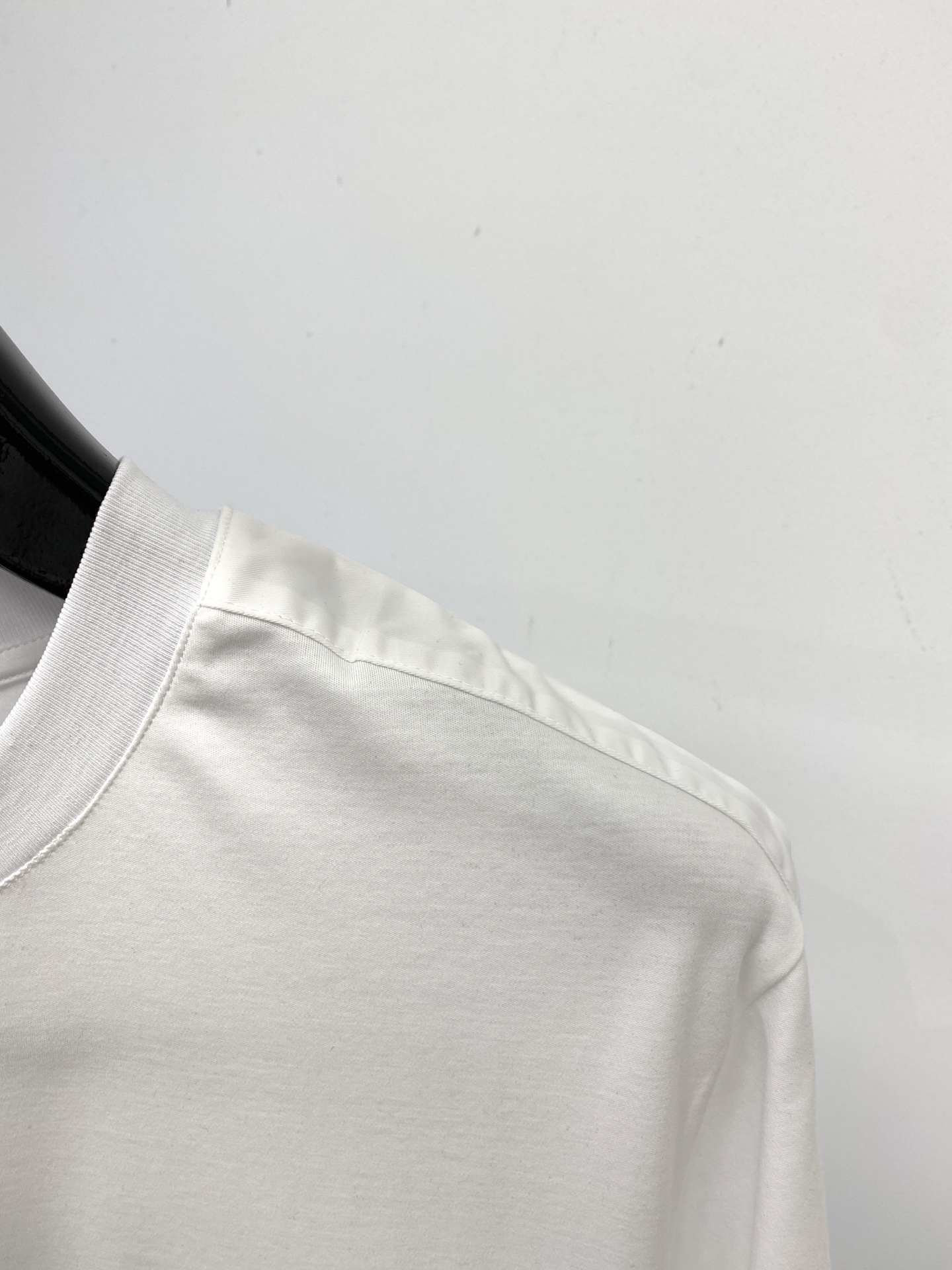 普拉达、2025最新款短袖T恤，帅气时尚，衣下刺绣装饰字母logo，简约百搭款。面料棉 不仅挺括，保持潮