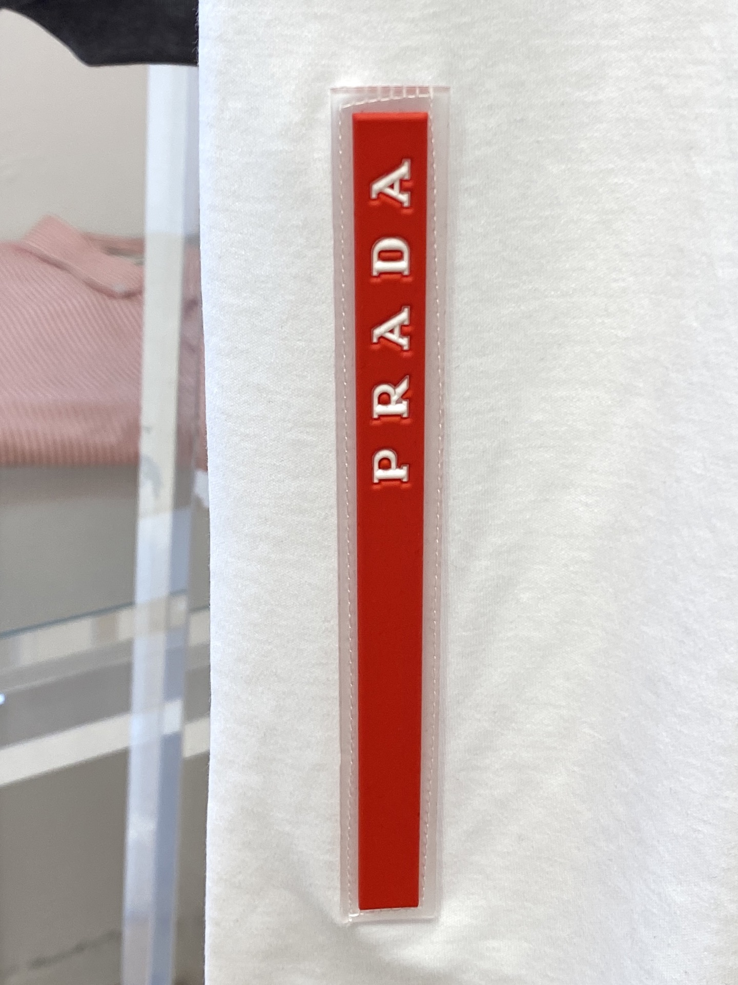 普拉达、2025最新款短袖T恤，帅气时尚，衣下刺绣装饰字母logo，简约百搭款。面料棉 不仅挺括，保持潮