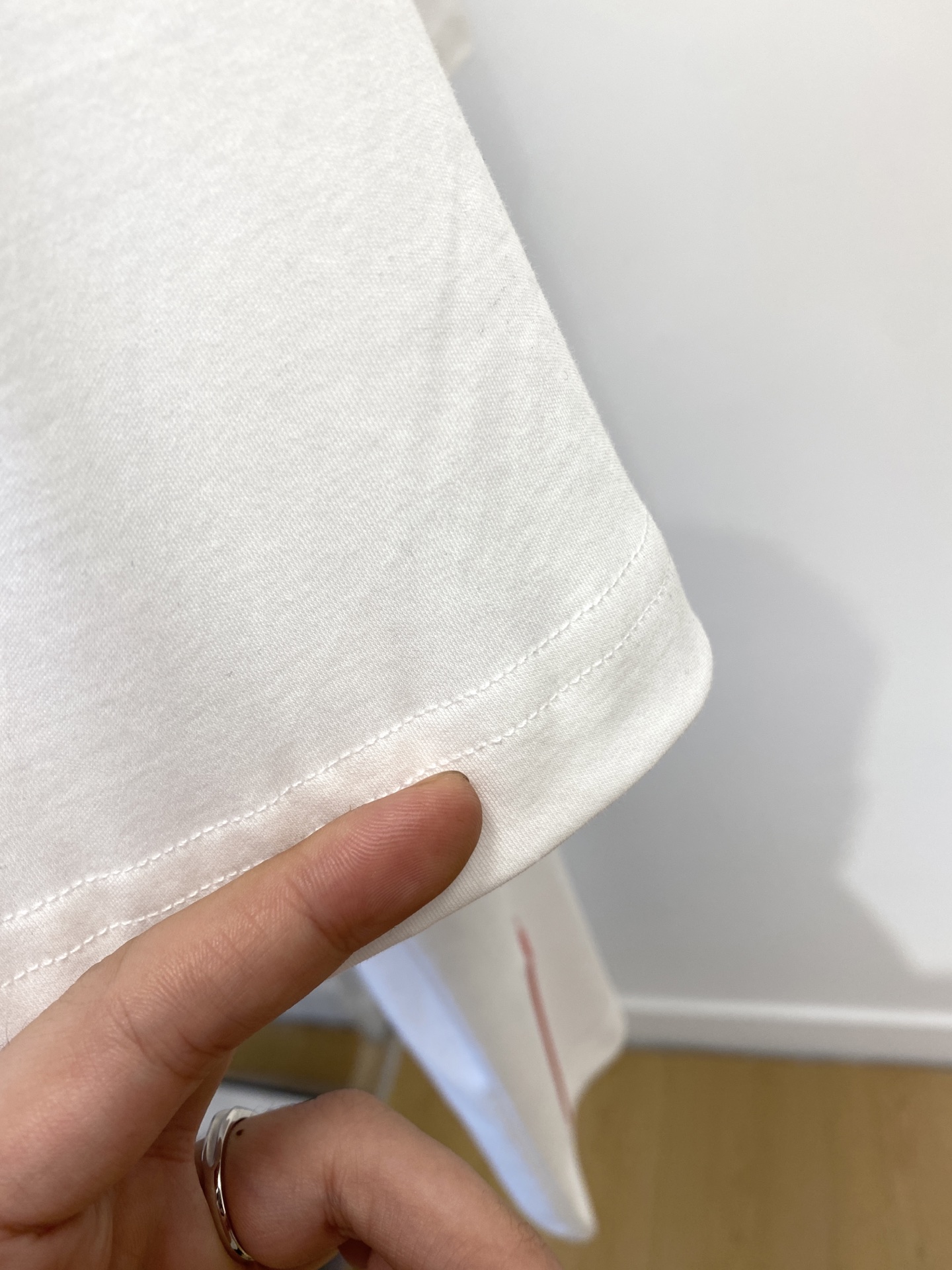 普拉达、2025最新款短袖T恤，帅气时尚，衣下刺绣装饰字母logo，简约百搭款。面料棉 不仅挺括，保持潮