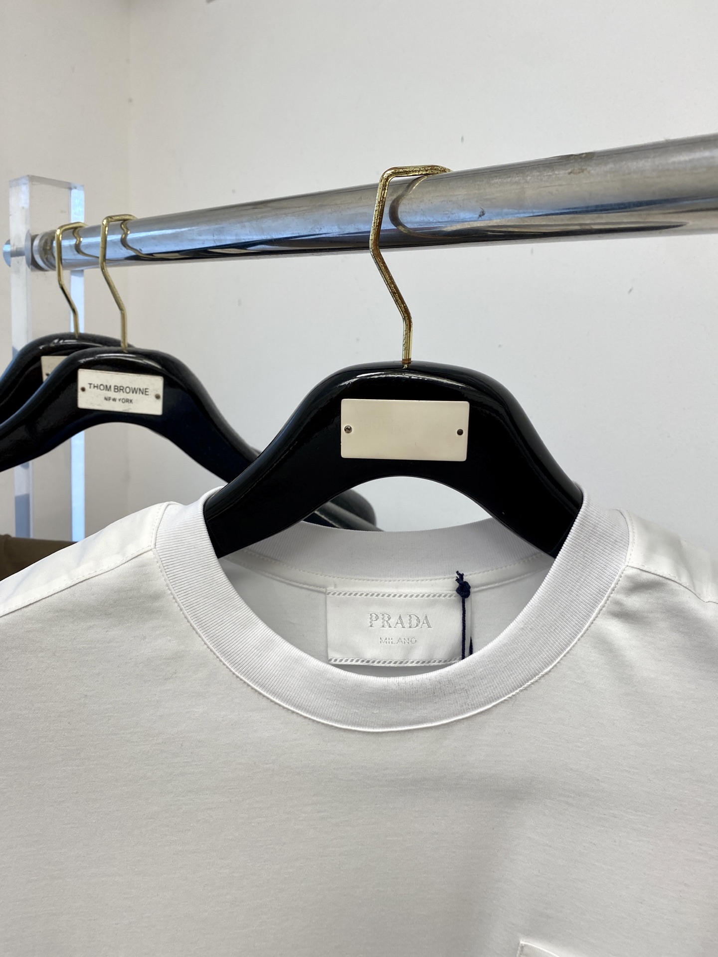 普拉达、2025最新款短袖T恤，帅气时尚，衣下刺绣装饰字母logo，简约百搭款。面料棉 不仅挺括，保持潮