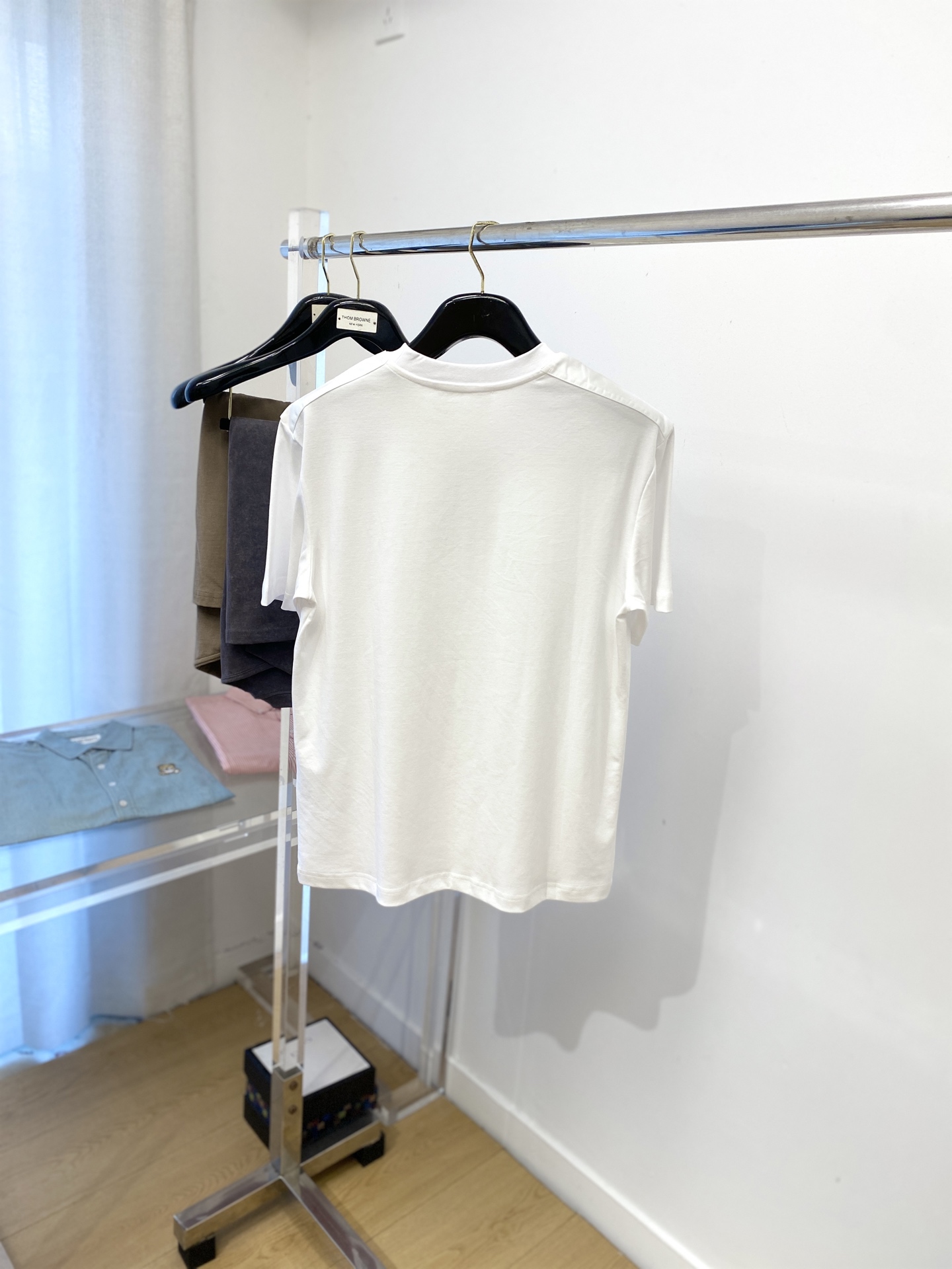 普拉达、2025最新款短袖T恤，帅气时尚，衣下刺绣装饰字母logo，简约百搭款。面料棉 不仅挺括，保持潮