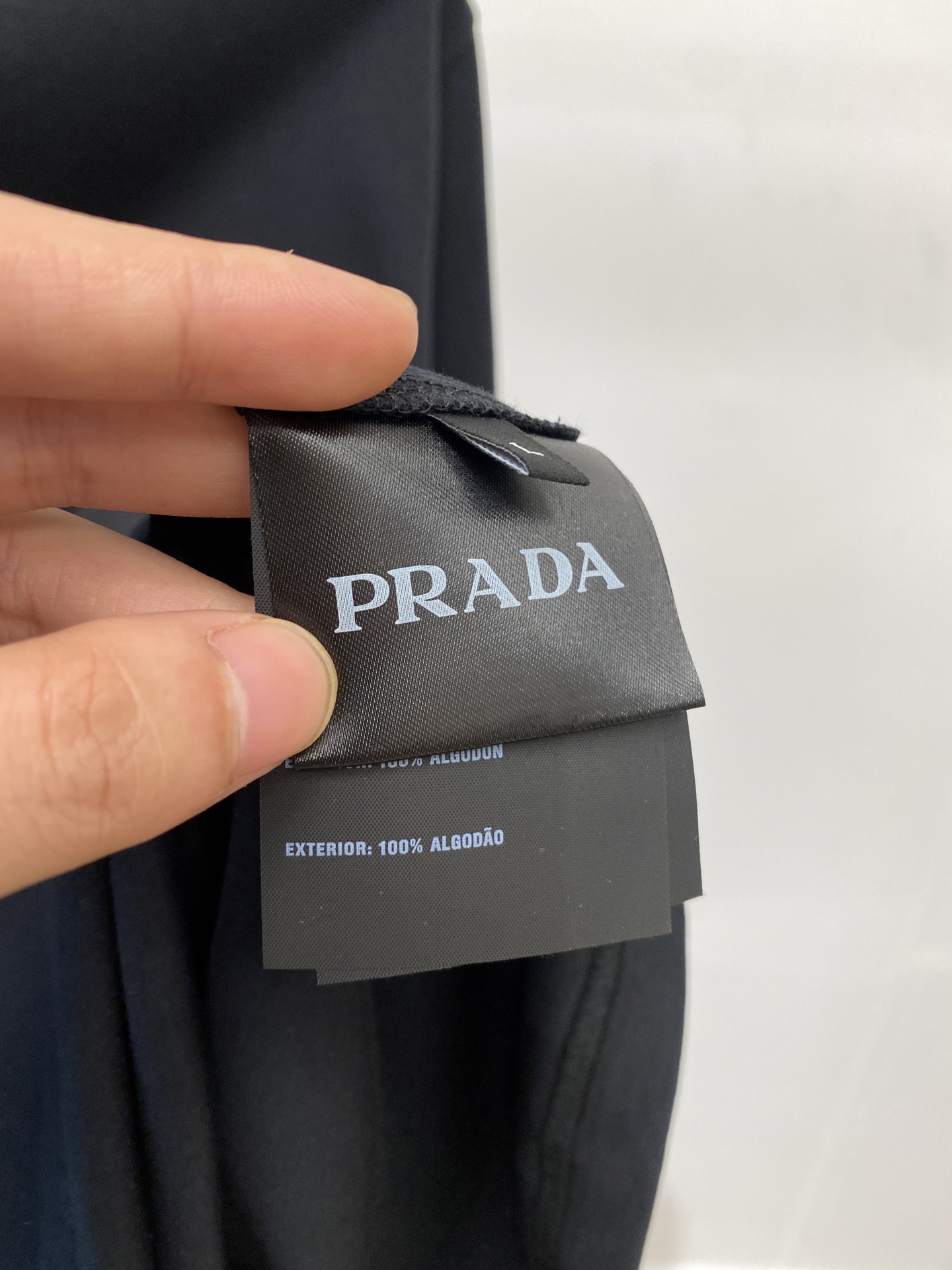 普拉达、2025最新款短袖T恤，帅气时尚，衣下刺绣装饰字母logo，简约百搭款。面料棉 不仅挺括，保持潮