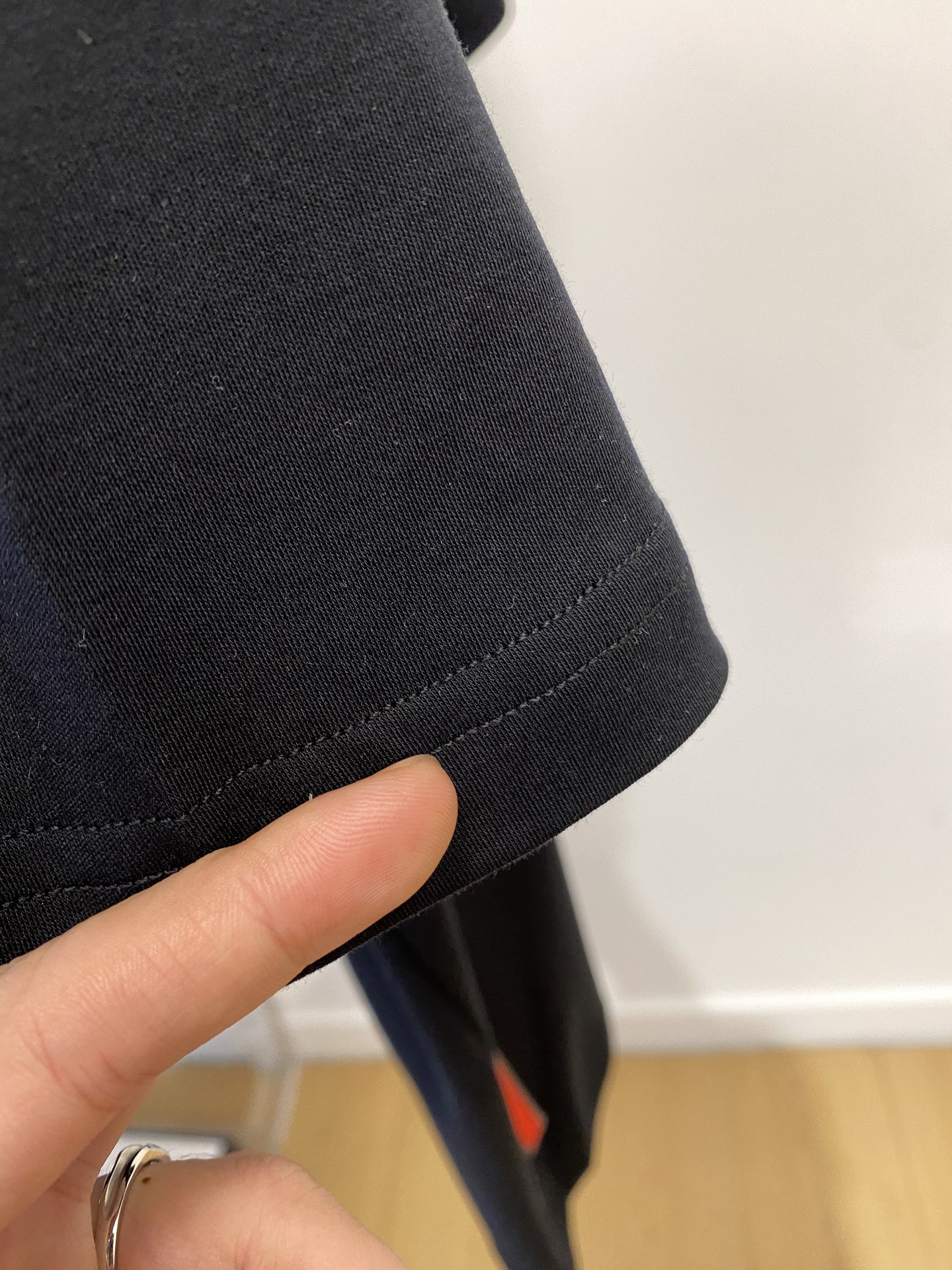 普拉达、2025最新款短袖T恤，帅气时尚，衣下刺绣装饰字母logo，简约百搭款。面料棉 不仅挺括，保持潮