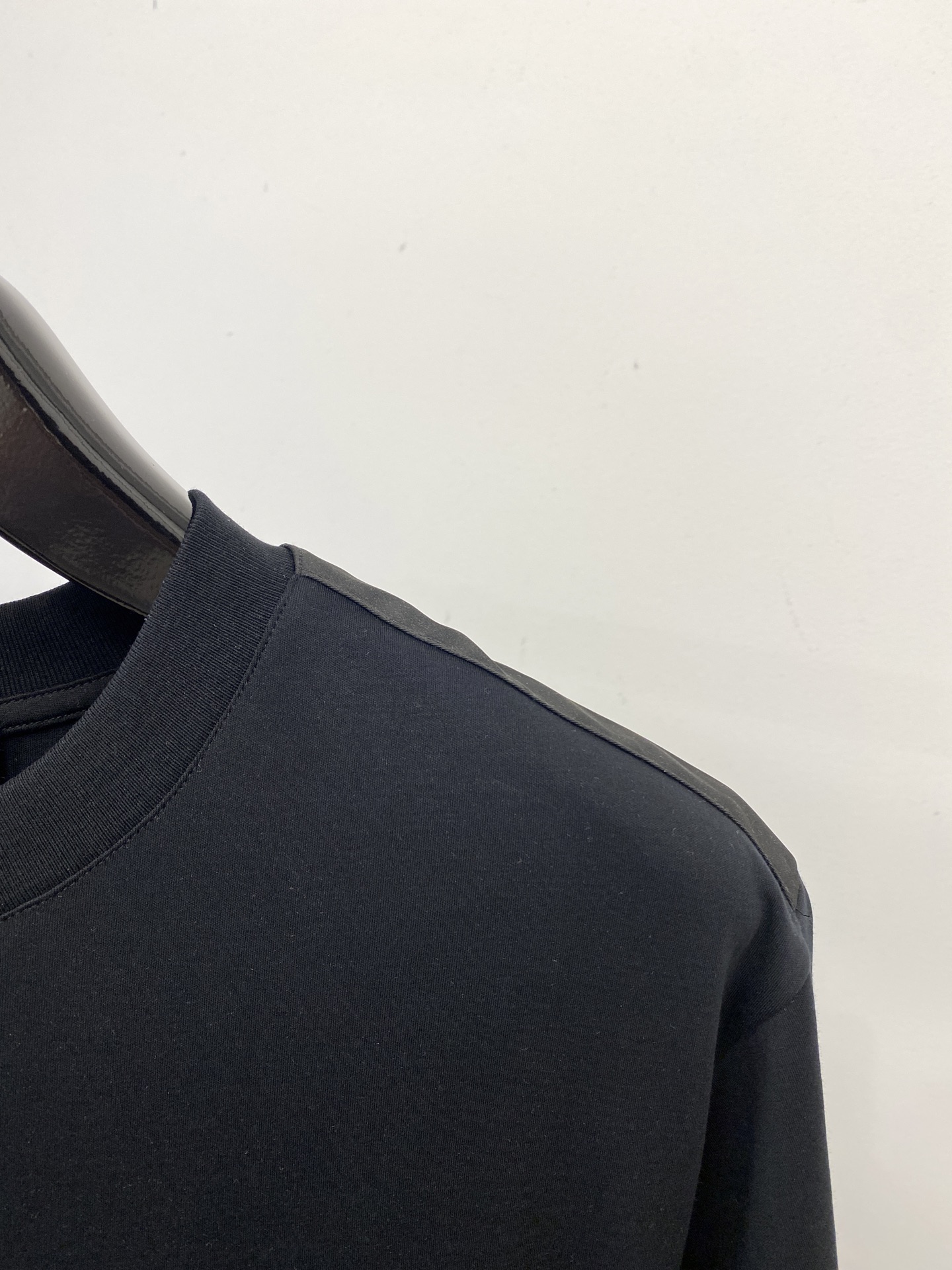 普拉达、2025最新款短袖T恤，帅气时尚，衣下刺绣装饰字母logo，简约百搭款。面料棉 不仅挺括，保持潮