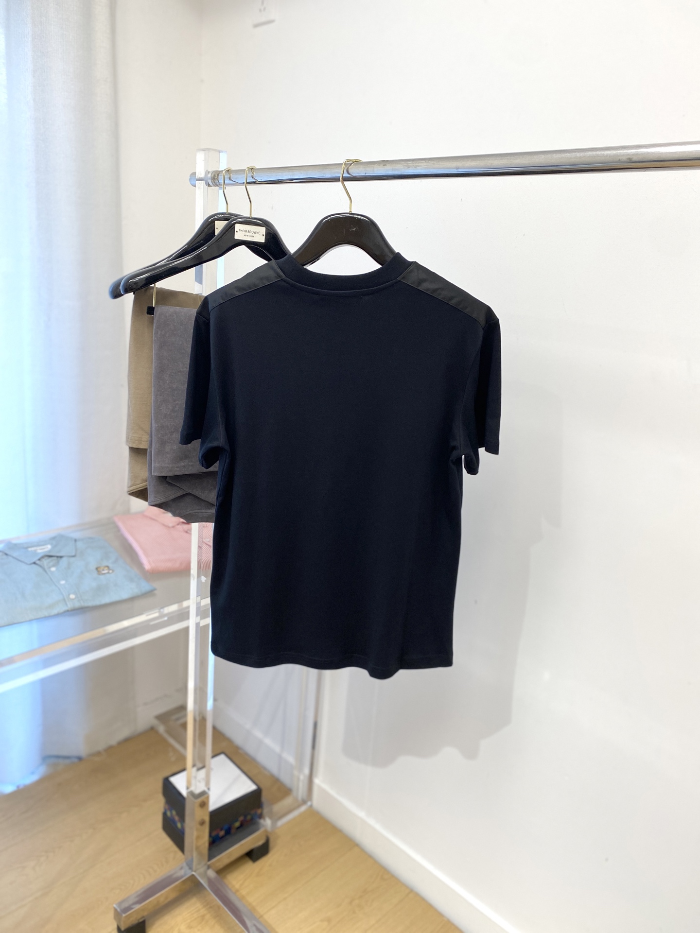 普拉达、2025最新款短袖T恤，帅气时尚，衣下刺绣装饰字母logo，简约百搭款。面料棉 不仅挺括，保持潮