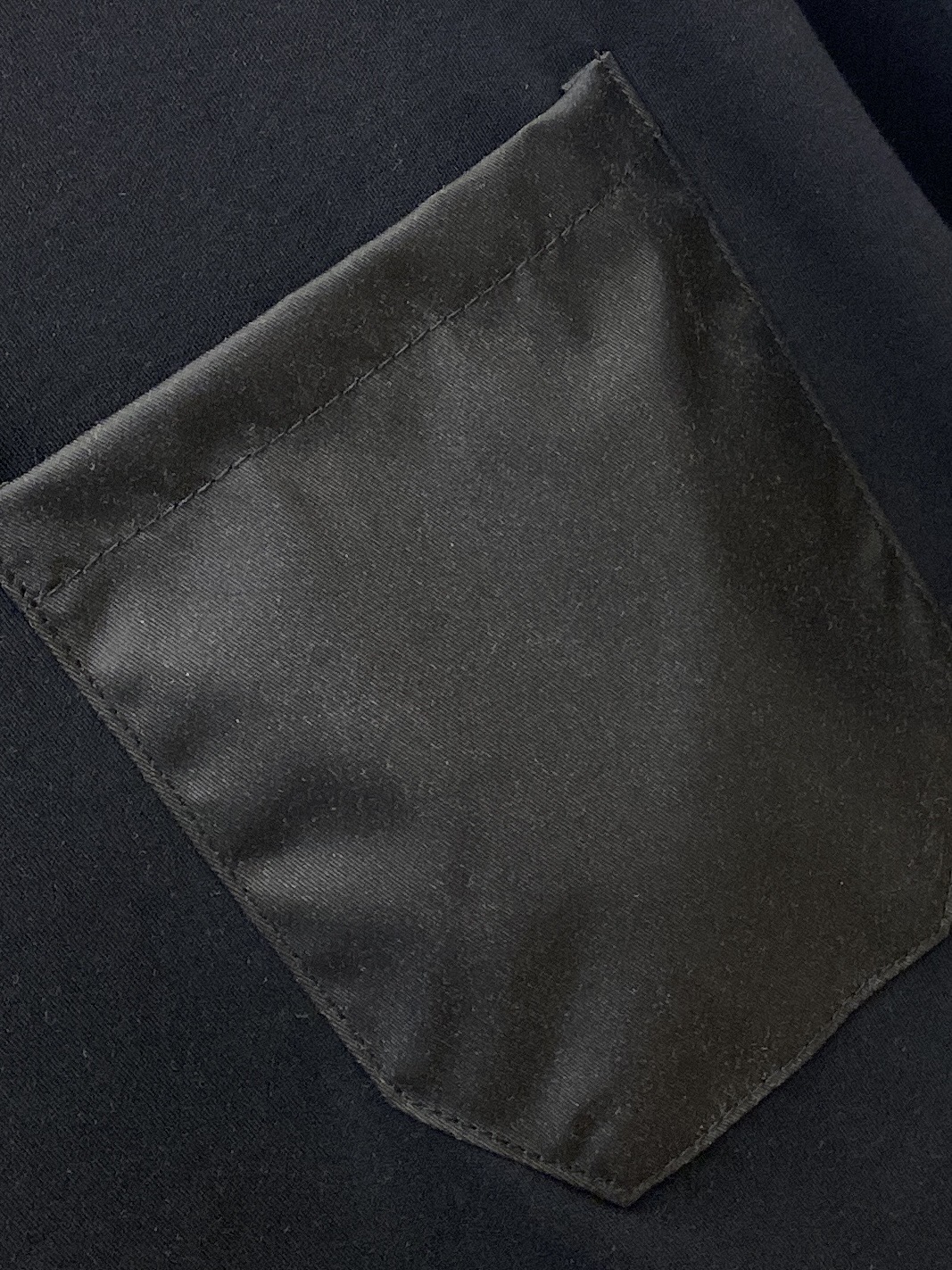 普拉达、2025最新款短袖T恤，帅气时尚，衣下刺绣装饰字母logo，简约百搭款。面料棉 不仅挺括，保持潮