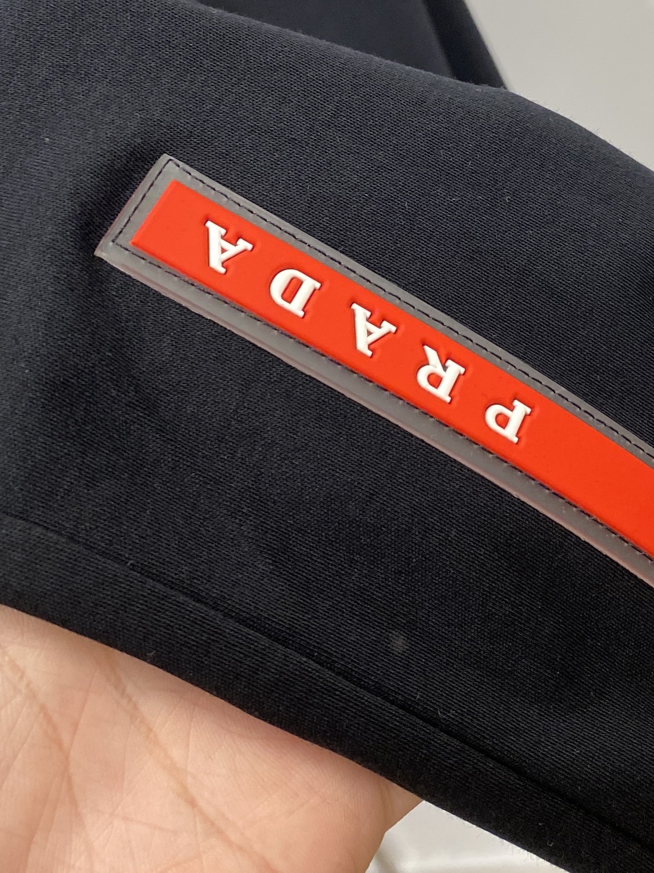 普拉达、2025最新款短袖T恤，帅气时尚，衣下刺绣装饰字母logo，简约百搭款。面料棉 不仅挺括，保持潮