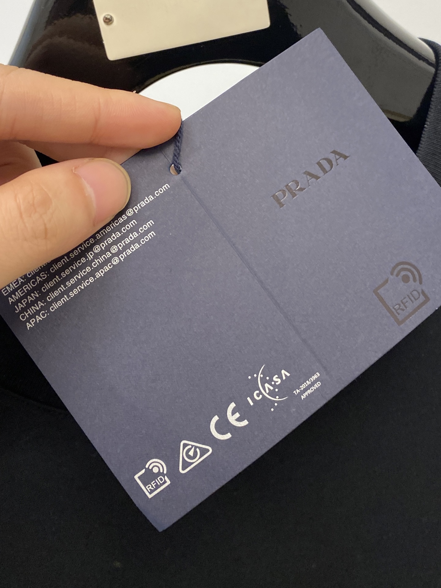 普拉达、2025最新款短袖T恤，帅气时尚，衣下刺绣装饰字母logo，简约百搭款。面料棉 不仅挺括，保持潮