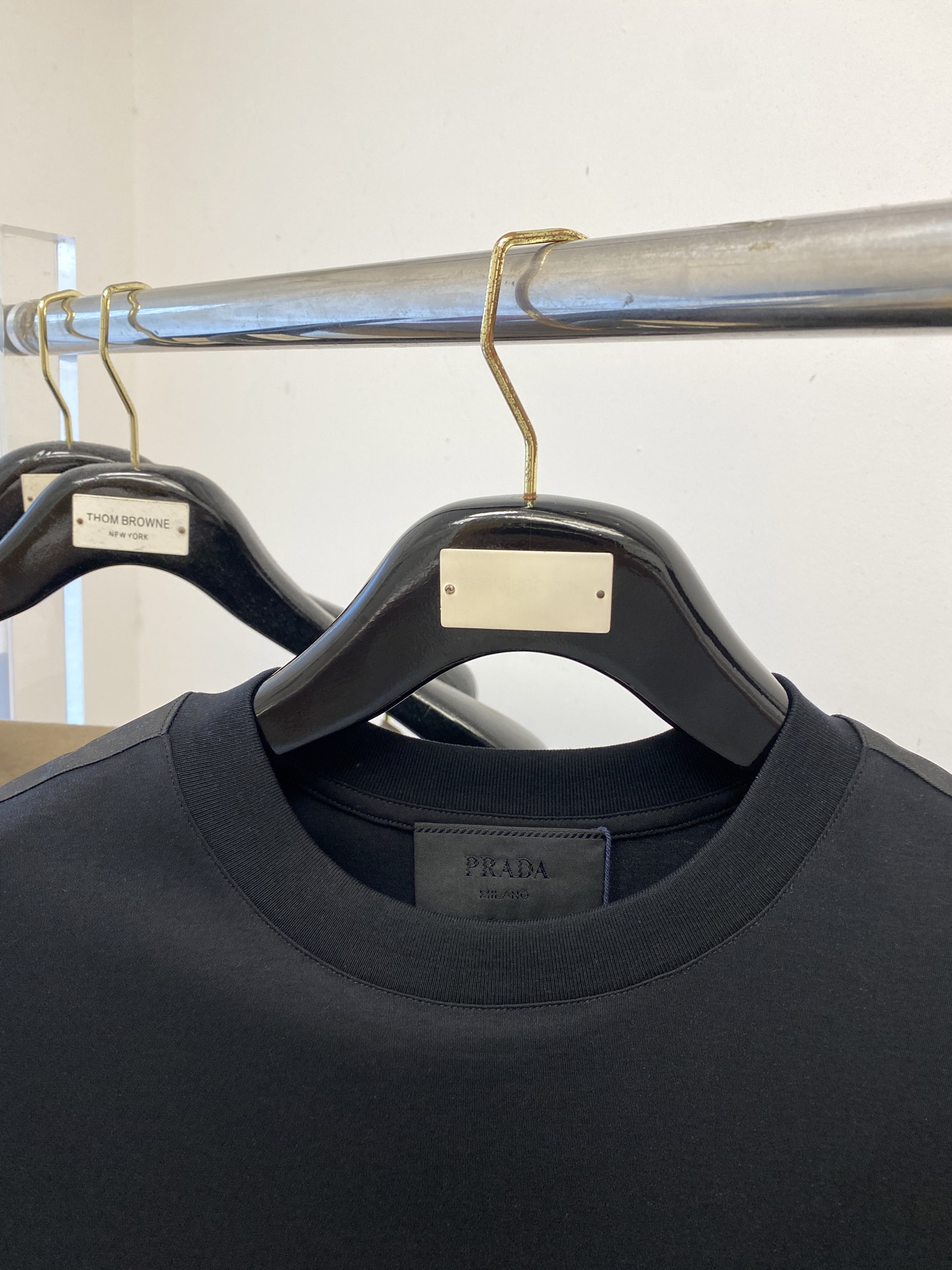 普拉达、2025最新款短袖T恤，帅气时尚，衣下刺绣装饰字母logo，简约百搭款。面料棉 不仅挺括，保持潮