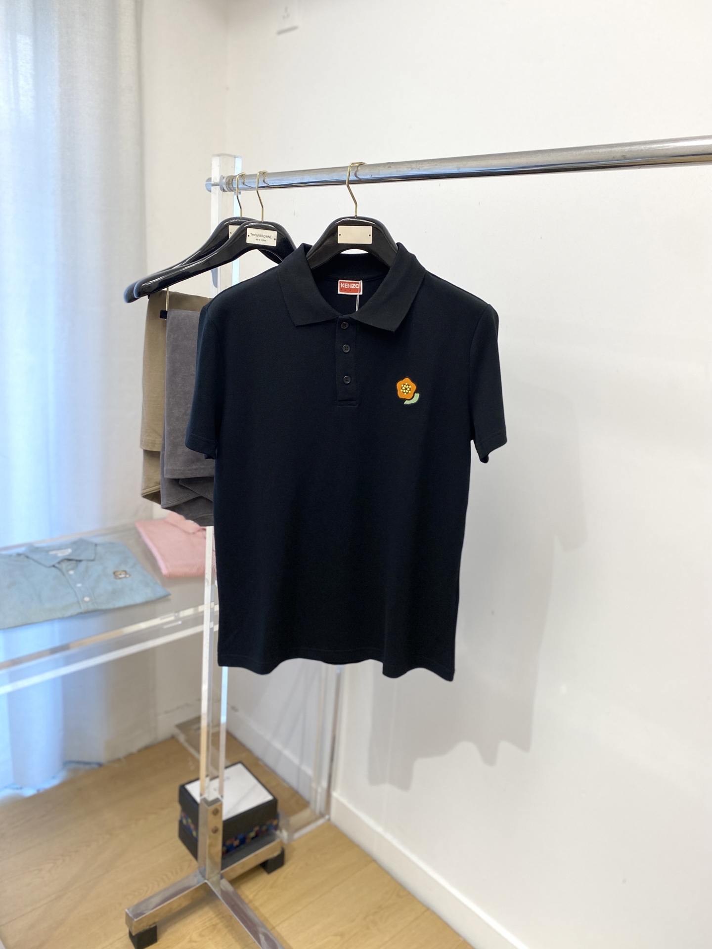 NO:522626,KENZO, the latest short-sleeved T-shirt in 2025, handsome and fashionable, exquisite embroidered pattern logo on the chest, simple and versatile style. The fabric cotton is not only crisp, maintains the trendy silhouette, and is also comfortable to wear, and the yarn is more delicate, the number M-3XL, T-shirt,tees, t-shirt,alexander wang19860909KENZO、2025最新款短袖T恤,帅气时尚,胸前精致刺绣图案logo,简约百搭款.面料棉 不仅挺括,保持潮流的廓形,又穿着舒适,纱织更细腻,码数M-3XL,,T-shirt,tees，t-shirt,alexander wang,Men's clothing