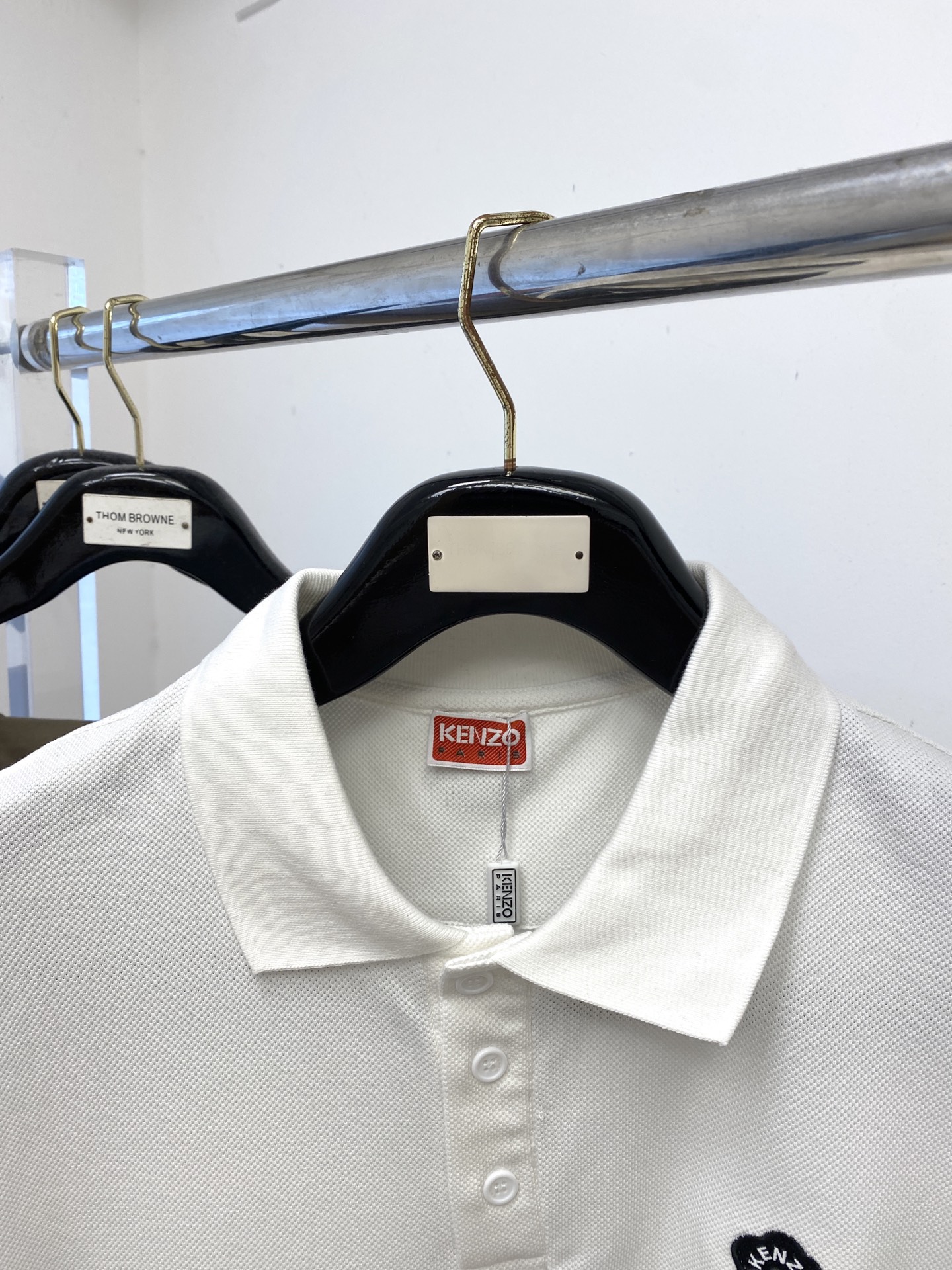 KENZO、2025最新款短袖T恤，帅气时尚，胸前精致刺绣字母图案logo，简约百搭款。面料棉 不仅挺括