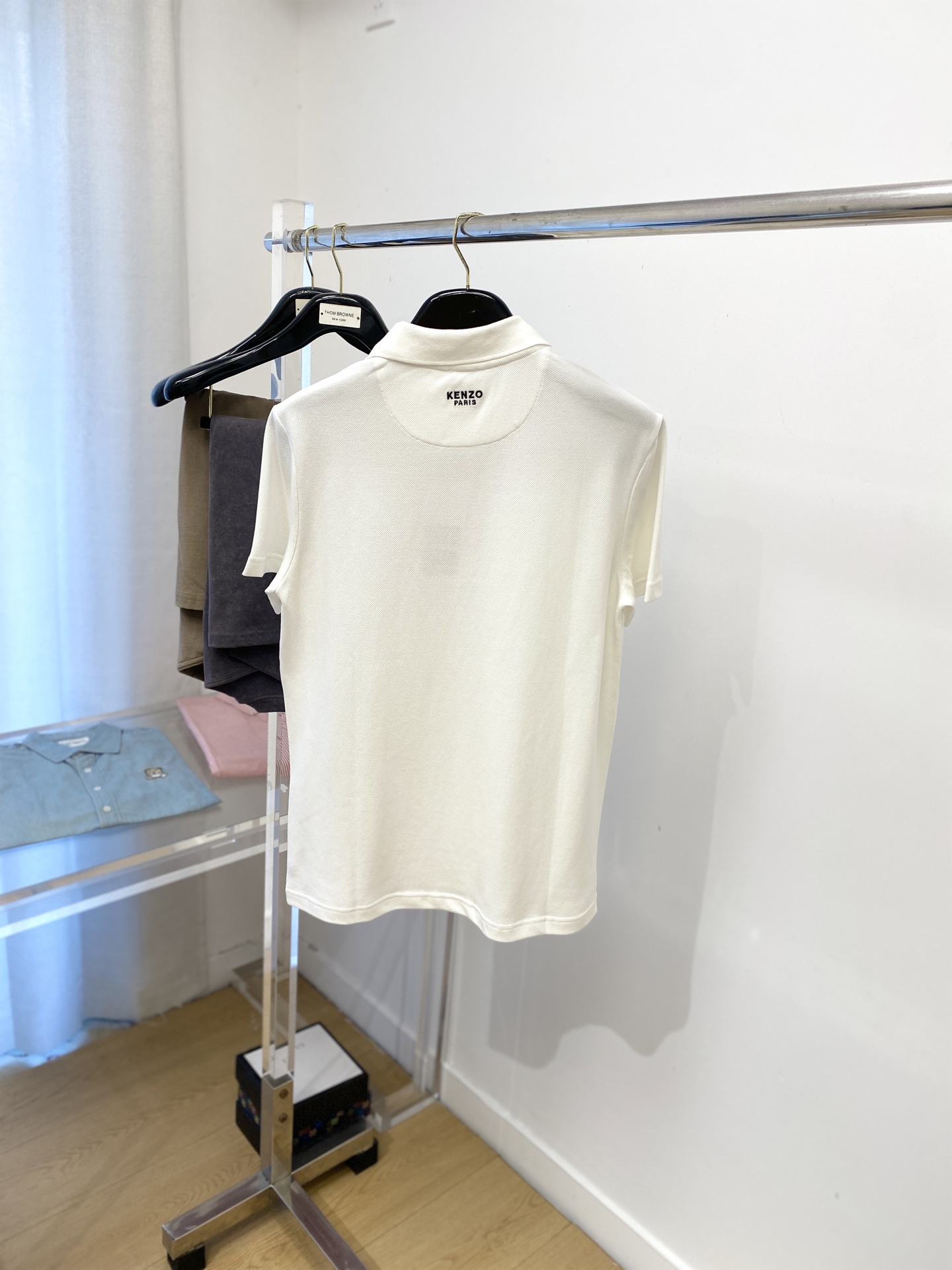 KENZO、2025最新款短袖T恤，帅气时尚，胸前精致刺绣字母图案logo，简约百搭款。面料棉 不仅挺括