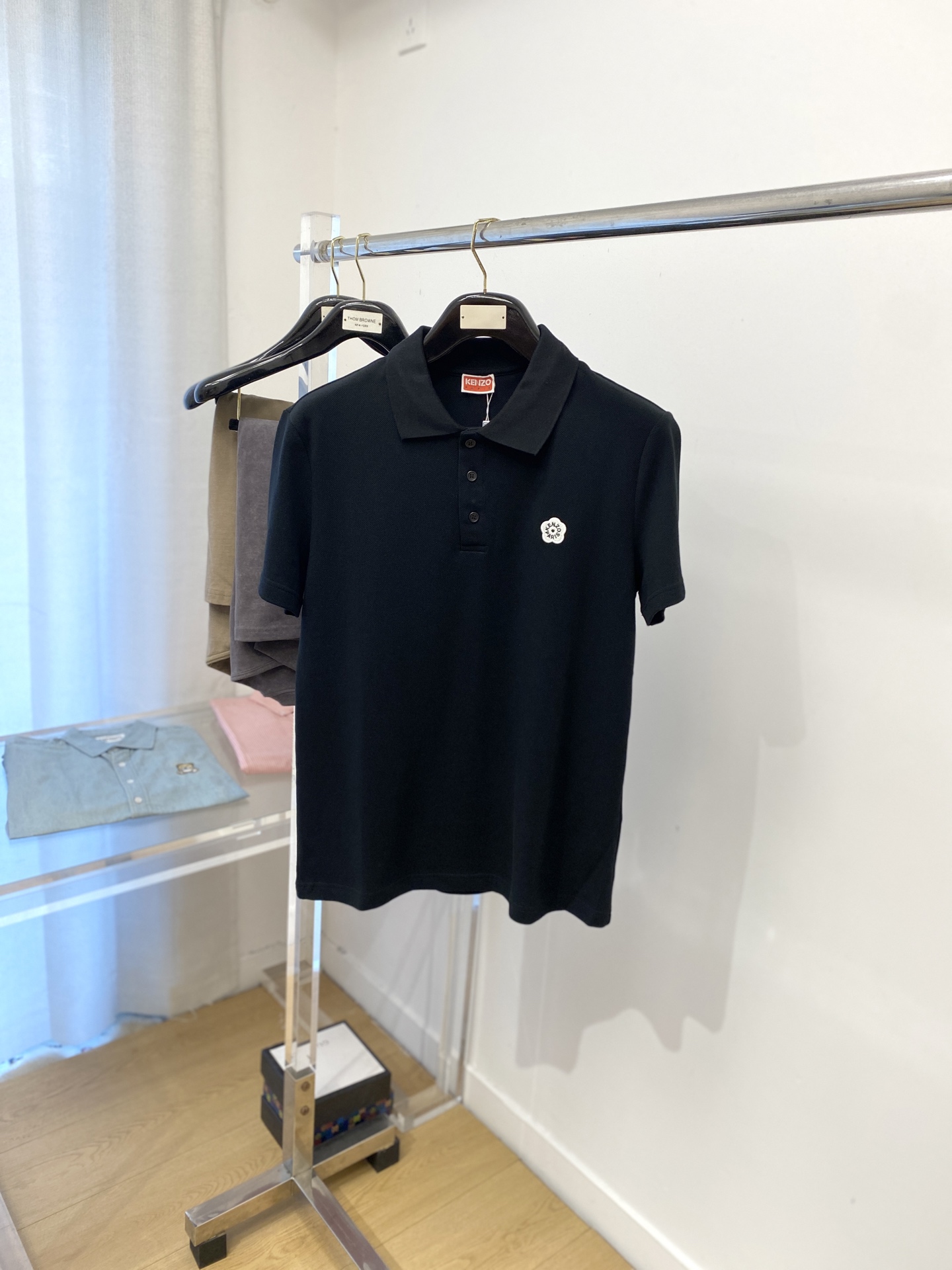 KENZO、2025最新款短袖T恤，帅气时尚，胸前精致刺绣字母图案logo，简约百搭款。面料棉 不仅挺括