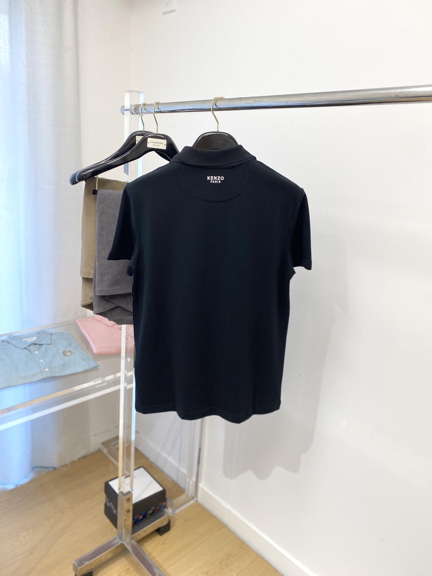 KENZO、2025最新款短袖T恤，帅气时尚，胸前精致刺绣字母图案logo，简约百搭款。面料棉 不仅挺括