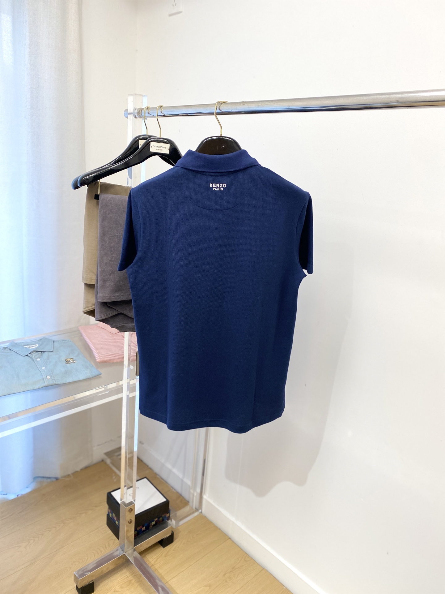 KENZO、2025最新款短袖T恤，帅气时尚，胸前精致刺绣字母图案logo，简约百搭款。面料棉 不仅挺括