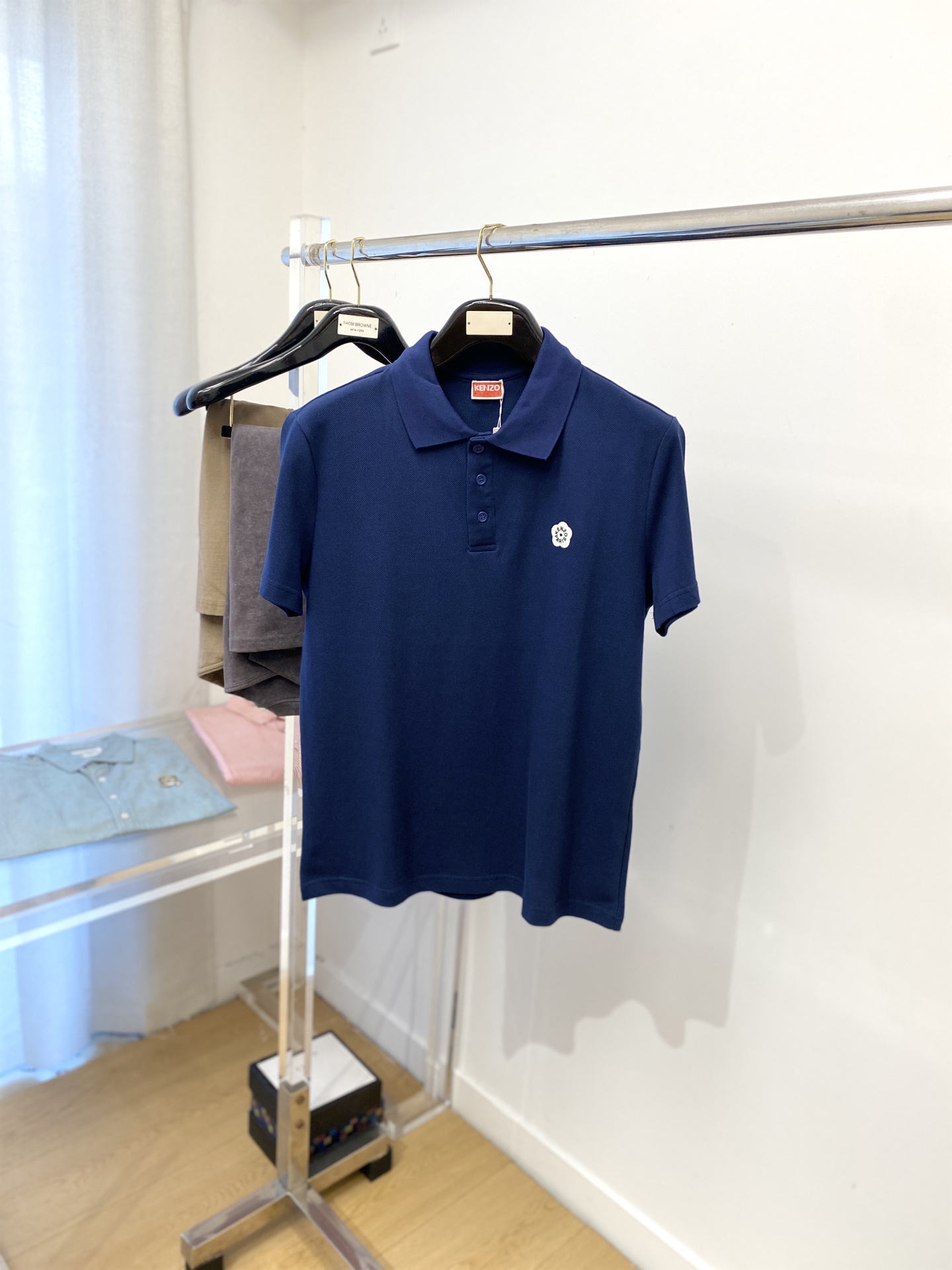 KENZO、2025最新款短袖T恤，帅气时尚，胸前精致刺绣字母图案logo，简约百搭款。面料棉 不仅挺括