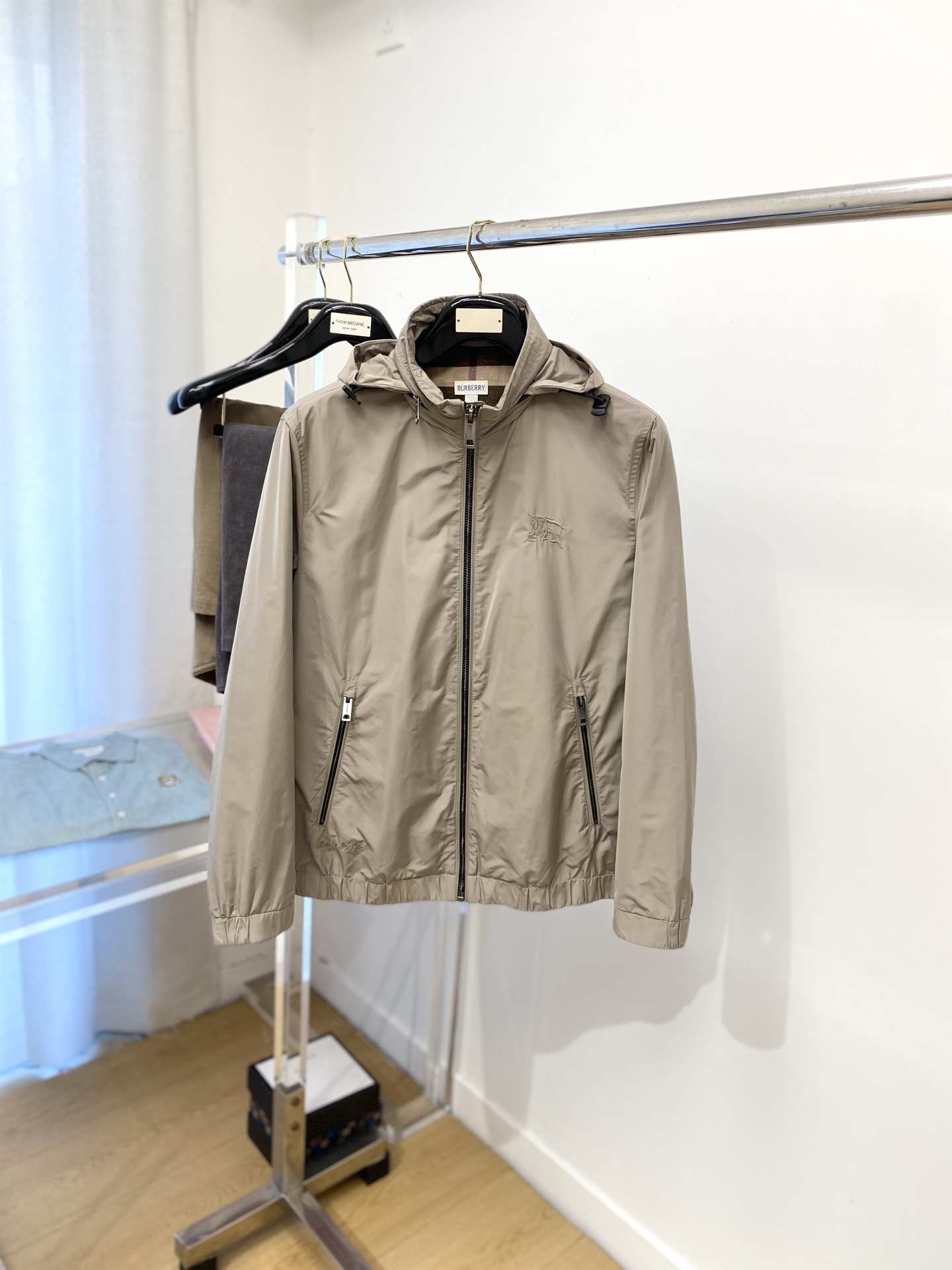 NO:516584,Burberry, 2025 new jacket jacket, fashionable and handsome, simple and versatile style, exquisite embroidery pattern logo on the chest, customized original fabric, not only crisp, maintains the trendy silhouette, and is comfortable to wear, and the yarn is more delicate, the number M-3XL, burberry, jackets & coats, jackets & coats, alexander wang19860909巴宝莉、2025新品夹克外套,时尚帅气,简约百搭款,胸前精致刺绣图案logo,定制原版面料,不仅挺括,保持潮流的廓形,又穿着舒适,纱织更细腻,码数M-3XL,,burberry,jackets & coats,jackets & coats,alexander wang,Men's clothing