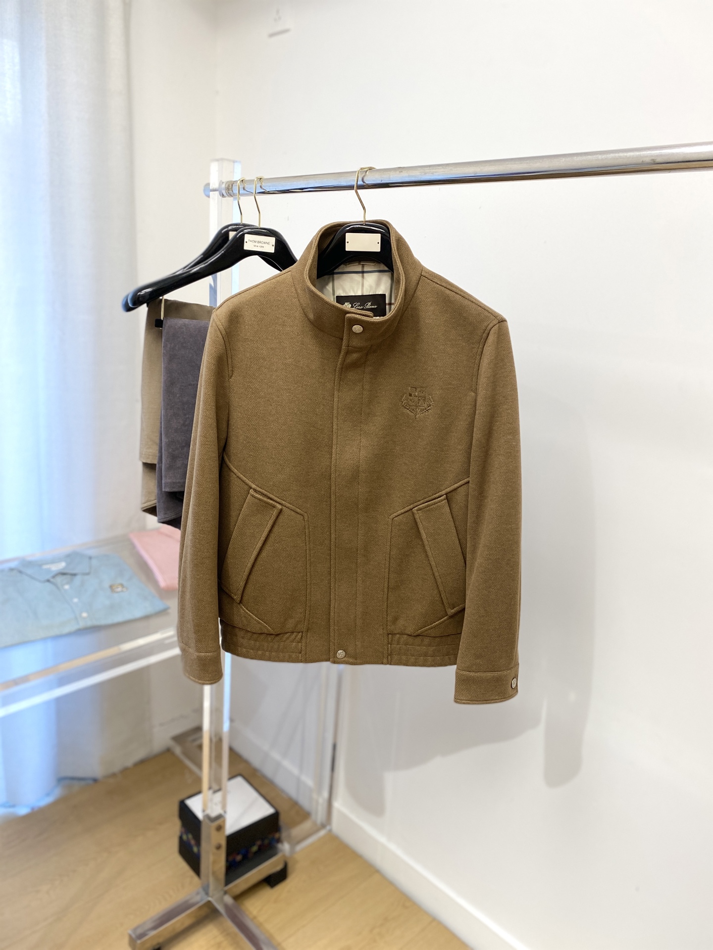 NO:522628,LP, 2025 new jacket jacket, fashionable and handsome, simple and versatile style, exquisite embroidery pattern logo on the chest, customized original fabric, not only crisp, maintains the trendy silhouette, and is comfortable to wear, and the yarn is more delicate, the number M-3XL, loro piano, jackets & coats, jackets & coats, alexander wang19860909LP、2025新品夹克外套,时尚帅气,简约百搭款,胸前精致刺绣图案logo,定制原版面料,不仅挺括,保持潮流的廓形,又穿着舒适,纱织更细腻,码数M-3XL,,loro piana,jackets & coats,jackets & coats,alexander wang,Men's clothing