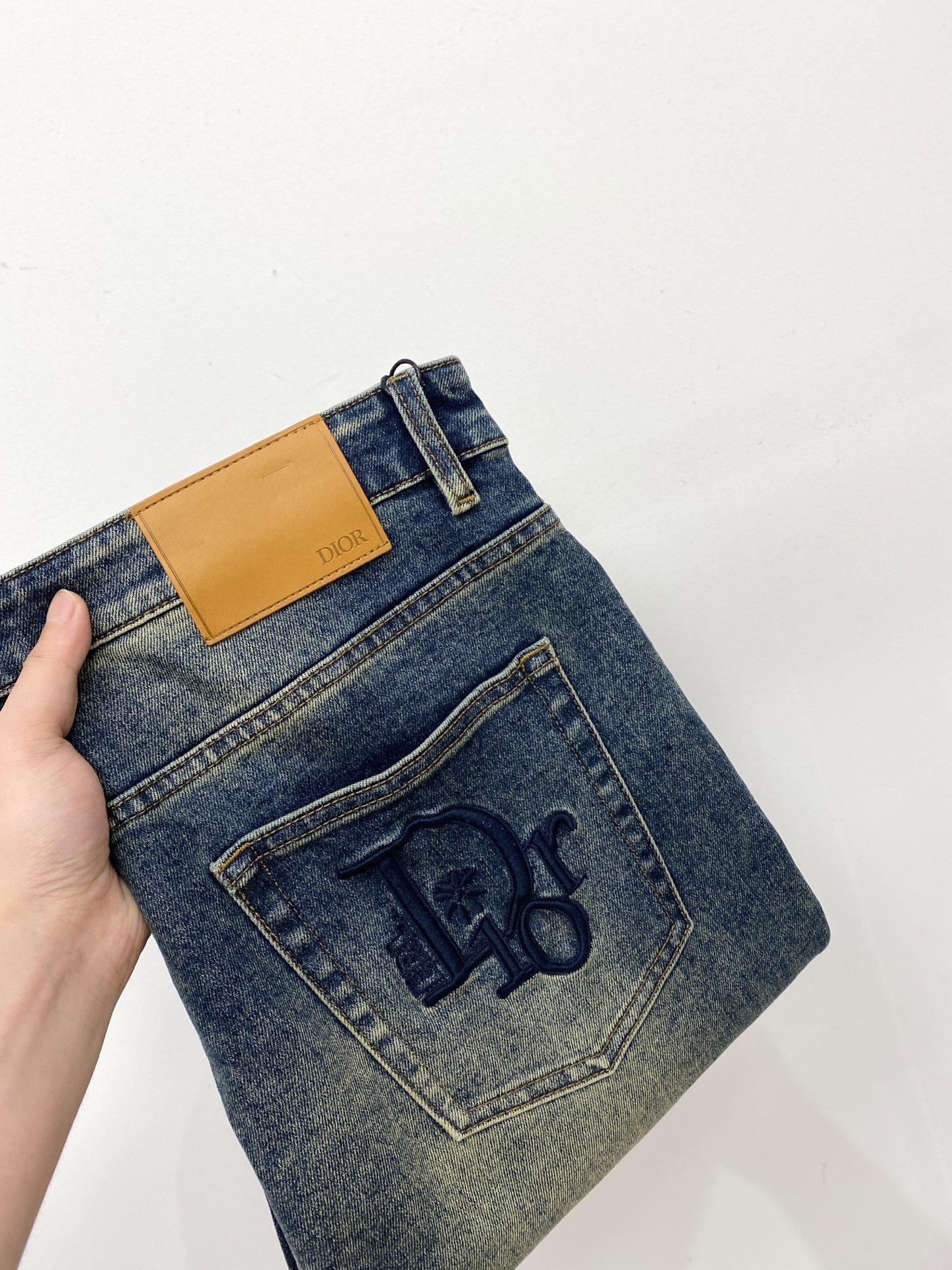 NO:505581,Dior, 2025 latest products, special counters are available at the same time, original singles, washable casual jeans, imported original washing elastic fabric, comfortable and elastic, original hardware and auxiliary decorative logo, super positive style, extremely high grade, counter quality, fashionable and stylish upper body, 29-38,,dior,jeans,alexander wang19860909迪奥、2025最新品,专柜同步有售,原单狠货,水洗休闲牛仔裤,进口原版水洗弹力面料,舒适有弹性,原版五金辅料装饰logo,版型超正,档次极高,专柜品质,上身时尚有型,码数29-38,,dior,jeans,alexander wang,Men's clothing