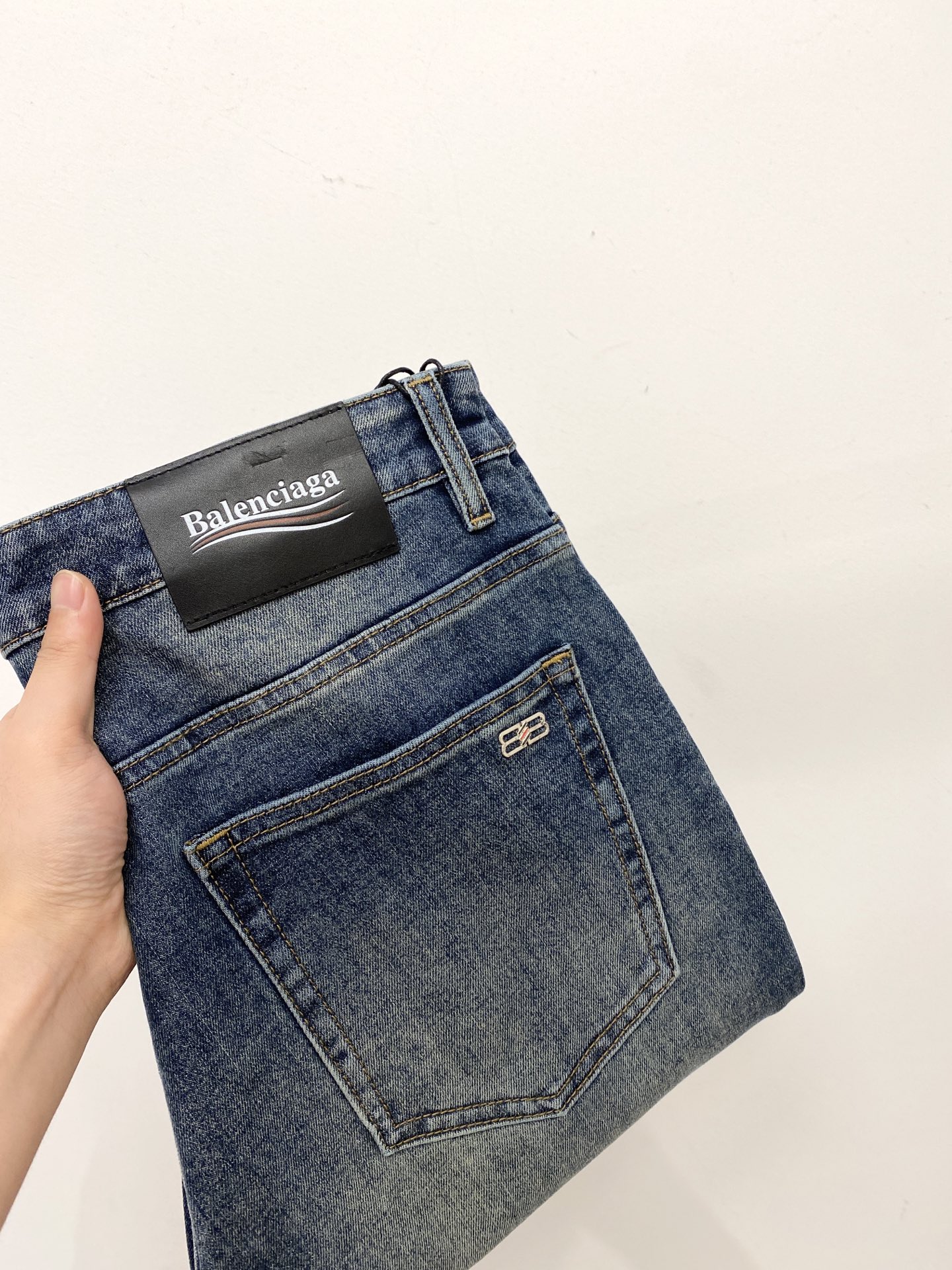 NO:505585,Balenciaga, 2025 latest products, special counters are available at the same time, original singles, washable casual jeans, imported original washable elastic fabric, comfortable and elastic, original hardware and auxiliary decorative logo, super positive style, extremely high grade, counter quality, fashionable and stylish upper body, 29-38,,balenciaga, jeans,alexander wang19860909巴黎世家、2025最新品,专柜同步有售,原单狠货,水洗休闲牛仔裤,进口原版水洗弹力面料,舒适有弹性,原版五金辅料装饰logo,版型超正,档次极高,专柜品质,上身时尚有型,码数29-38,,balenciaga,jeans,alexander wang,Men's clothing