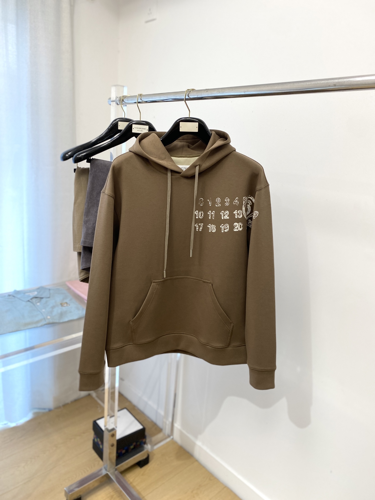 NO:518918,Magila, the latest sweatshirt in 2025, handsome and fashionable, top printed letter logo on the chest, simple and versatile style. The fabric cotton is not only crisp, maintains the trendy silhouette, and is comfortable to wear, and the yarn is more delicate, the number M-3XL,,masion margiela,hoodie,sweatshirts,alexander wang19860909马吉拉、2025最新款卫衣,帅气时尚,胸口顶级印花字母logo,简约百搭款.面料棉 不仅挺括,保持潮流的廓形,又穿着舒适,纱织更细腻,码数M-3XL,,masion margiela,hoodie,sweatshirts,alexander wang,Men's clothing