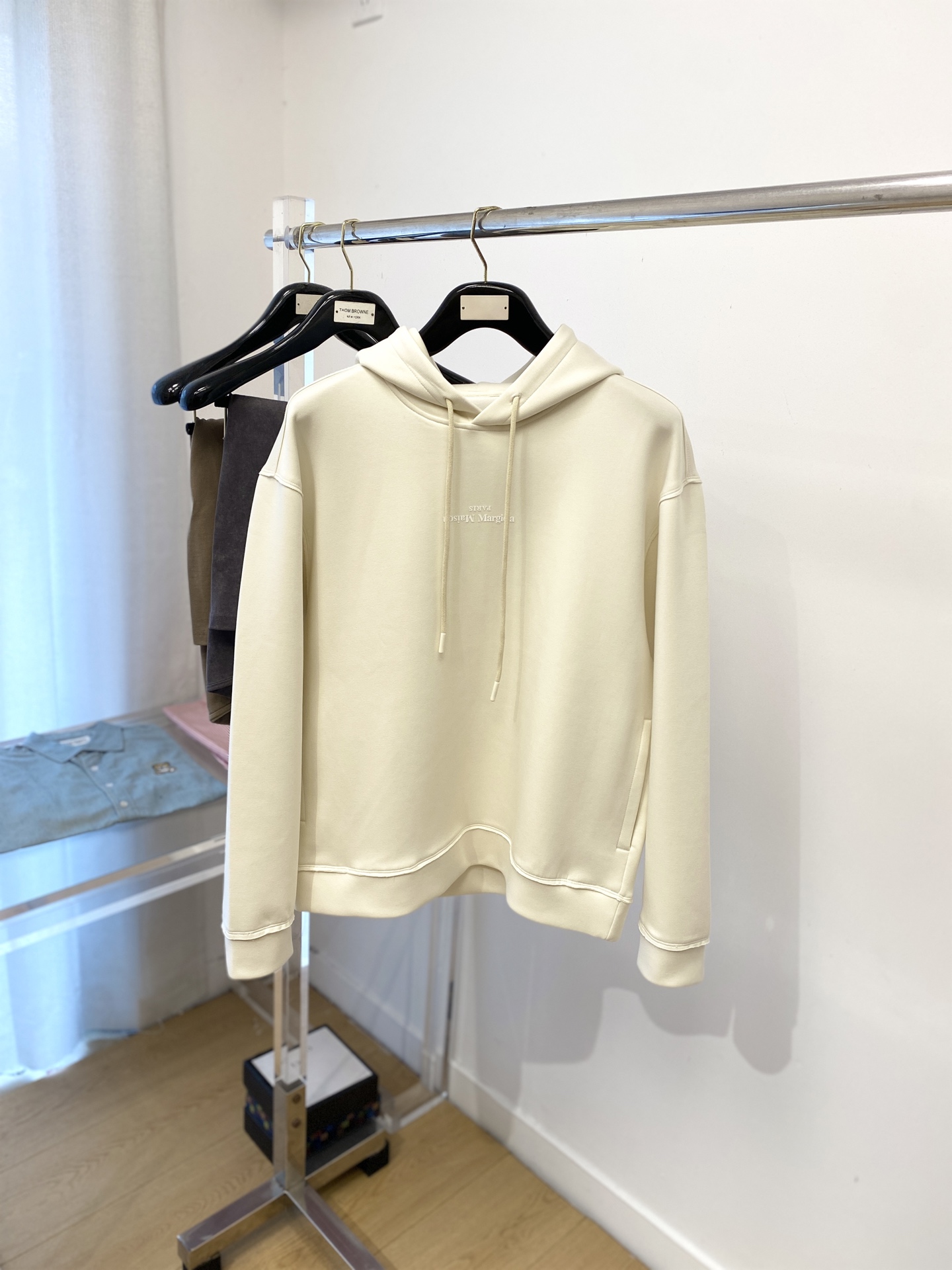 NO:518927,Magila, the latest sweatshirt in 2025, handsome and fashionable, top-quality printed letter logo on the chest, simple and versatile style. The fabric cotton is not only crisp, maintains the trendy silhouette, and is also comfortable to wear, and the yarn is more delicate, the number M-3XL,,masion margiela,hoodie,sweatshirts,alexander wang19860909马吉拉、2025最新款卫衣,帅气时尚,胸口顶级印胶字母logo,简约百搭款.面料棉 不仅挺括,保持潮流的廓形,又穿着舒适,纱织更细腻,码数M-3XL,,masion margiela,hoodie,sweatshirts,alexander wang,Men's clothing