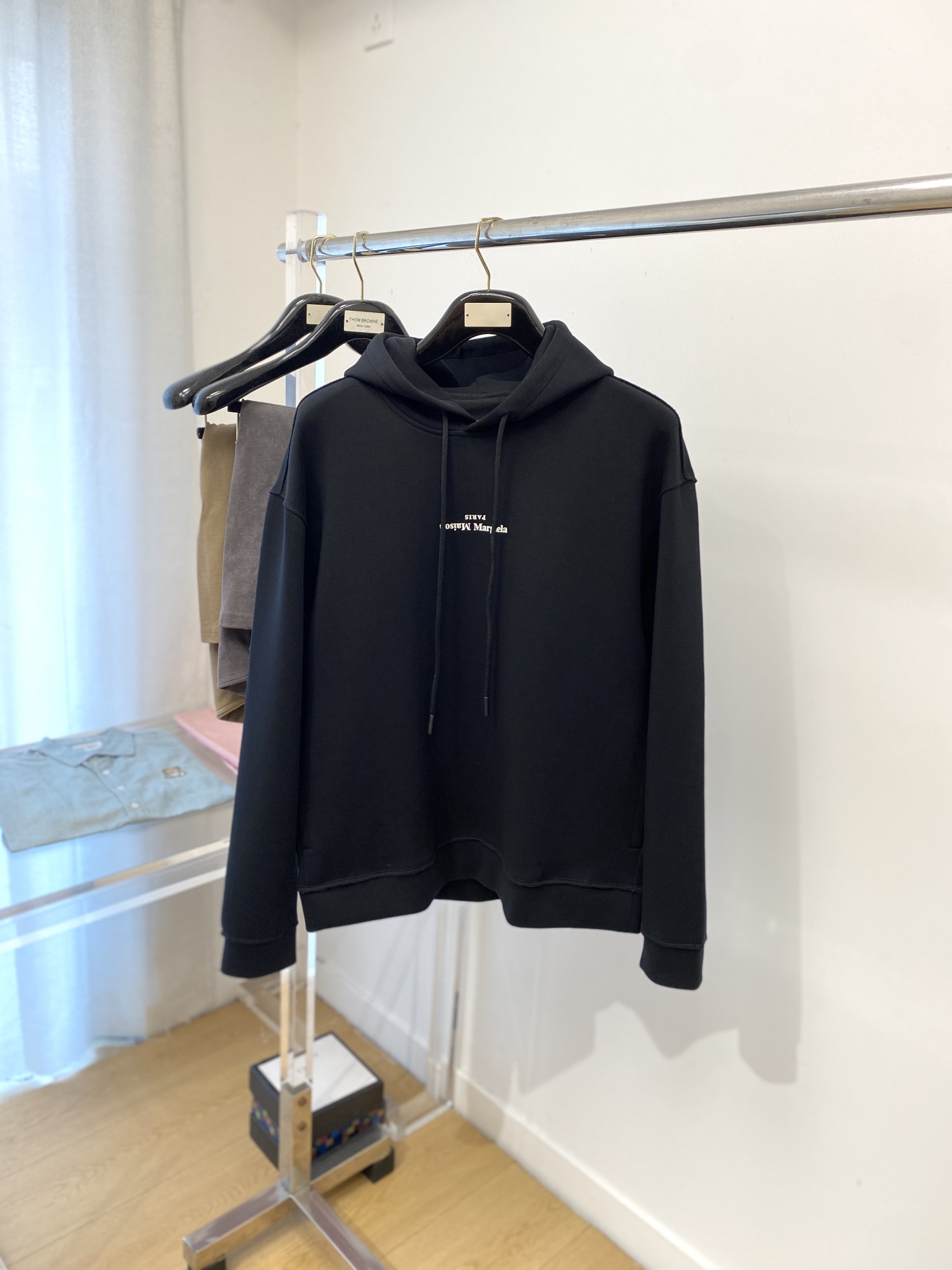 NO:518924,Magila, the latest sweatshirt in 2025, handsome and fashionable, top-quality printed letter logo on the chest, simple and versatile style. The fabric cotton is not only crisp, maintains the trendy silhouette, and is also comfortable to wear, and the yarn is more delicate, the number M-3XL,,masion margiela,hoodie,sweatshirts,alexander wang19860909马吉拉、2025最新款卫衣,帅气时尚,胸口顶级印胶字母logo,简约百搭款.面料棉 不仅挺括,保持潮流的廓形,又穿着舒适,纱织更细腻,码数M-3XL,,masion margiela,hoodie,sweatshirts,alexander wang,Men's clothing