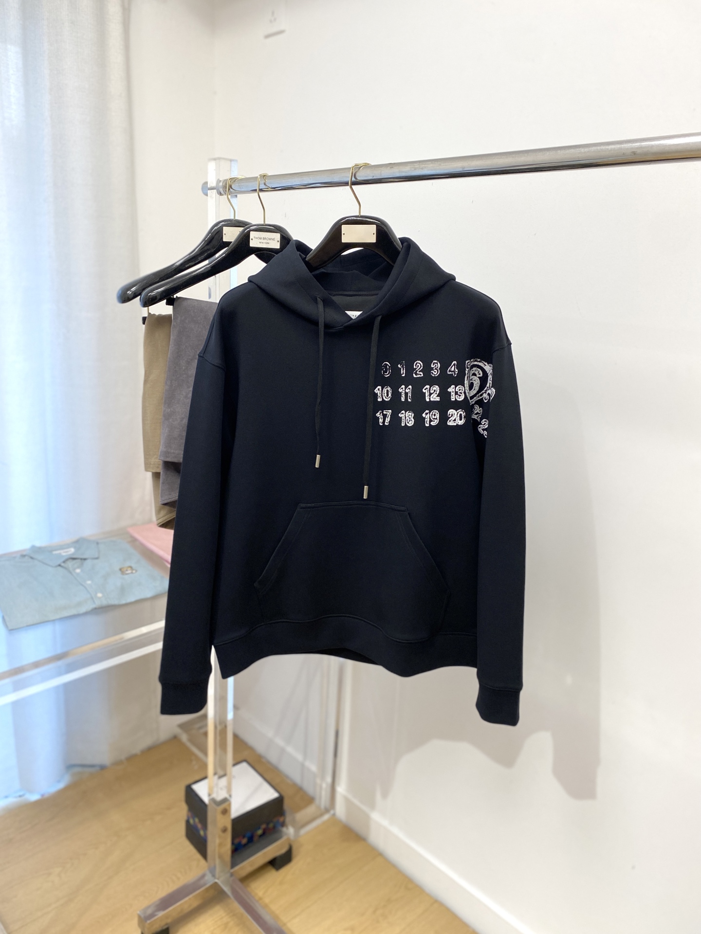 NO:518921,Magila, the latest sweatshirt in 2025, handsome and fashionable, top printed letter logo on the chest, simple and versatile style. The fabric cotton is not only crisp, maintains the trendy silhouette, and is comfortable to wear, and the yarn is more delicate, the number M-3XL,,masion margiela,hoodie,sweatshirts,alexander wang19860909马吉拉、2025最新款卫衣,帅气时尚,胸口顶级印花字母logo,简约百搭款.面料棉 不仅挺括,保持潮流的廓形,又穿着舒适,纱织更细腻,码数M-3XL,,masion margiela,hoodie,sweatshirts,alexander wang,Men's clothing