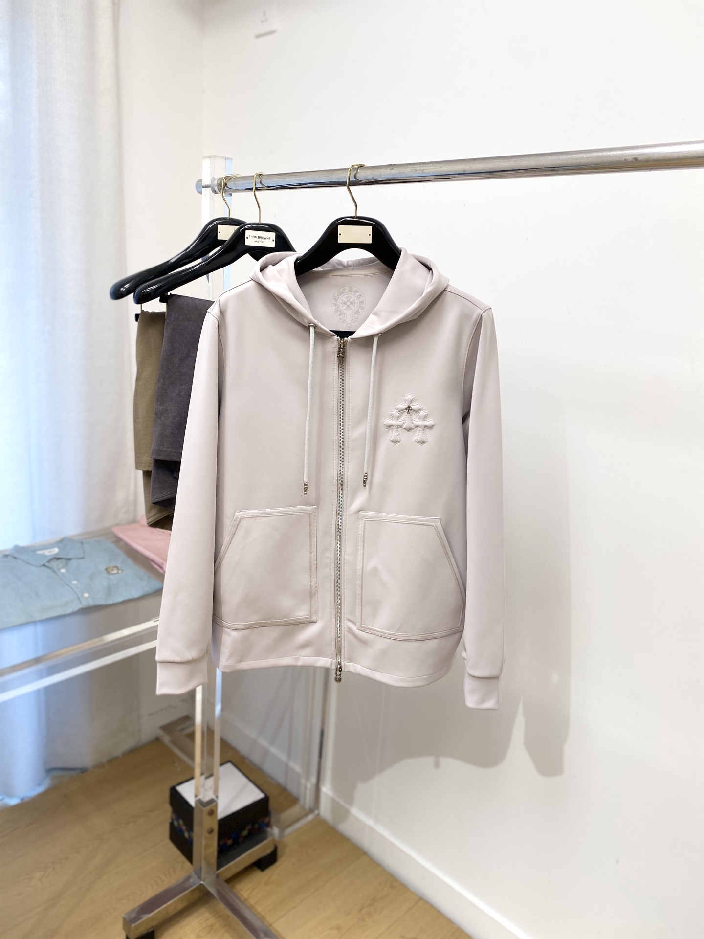 NO:518930,Croxin, 2025 new jacket jacket, fashionable and handsome, simple and versatile style, chest embroidered hardware decorative pattern logo, customized original fabric, not only crisp, maintains the trendy silhouette, and is comfortable to wear, the yarn weaving is more delicate, the number M-3XL, chrome hearts, jackets & coats, jackets & coats, alexander wang19860909克罗心、2025新品夹克外套,时尚帅气,简约百搭款,胸前刺绣五金装饰图案logo,定制原版面料,不仅挺括,保持潮流的廓形,又穿着舒适,纱织更细腻,码数M-3XL,,chrome hearts,jackets & coats,jackets & coats,alexander wang,Men's clothing