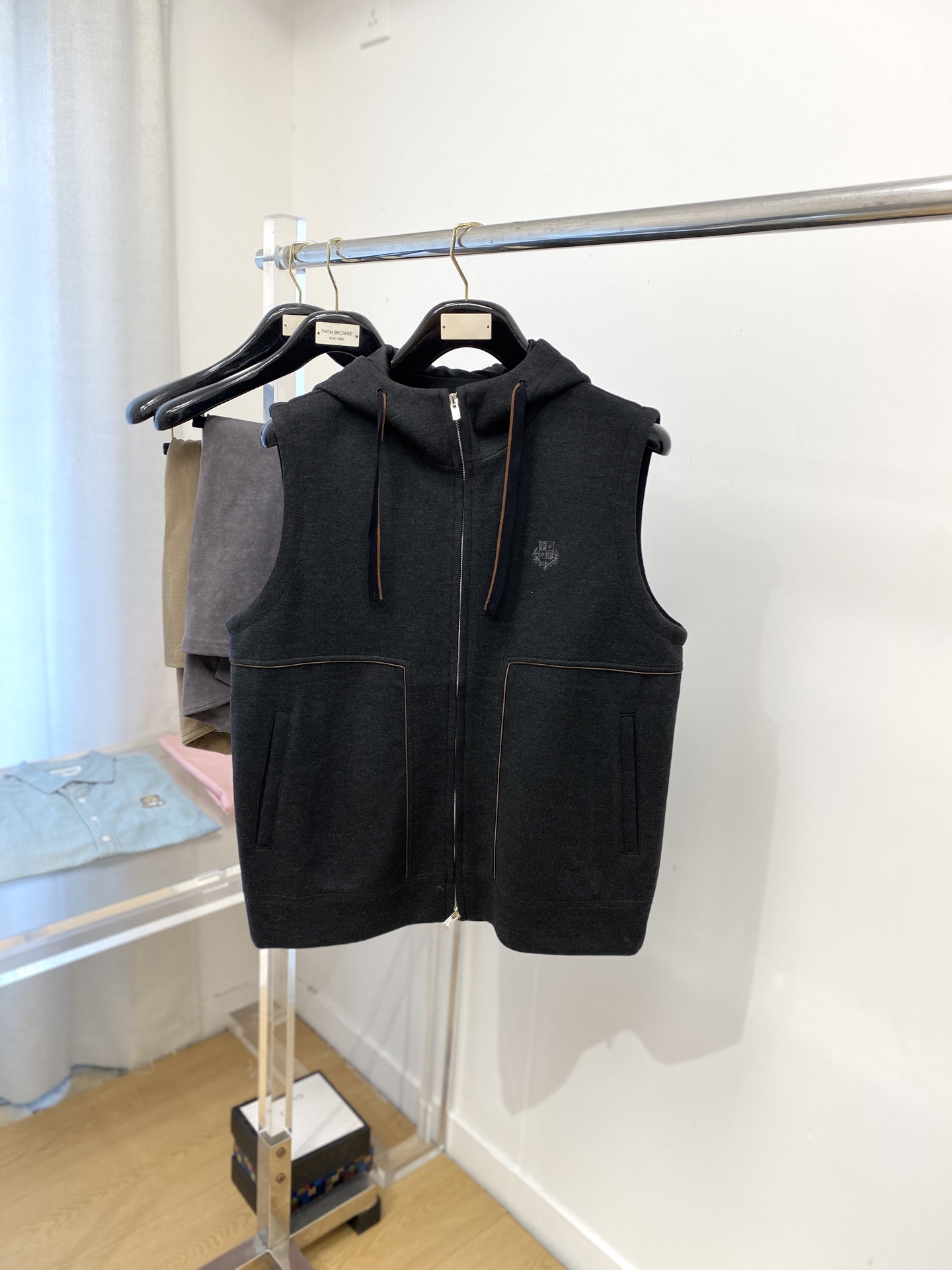 NO:518939,LP, 2025 new jacket vest jacket, fashionable and handsome, simple and versatile style, exquisite embroidery pattern logo on the chest, customized original fabric, not only crisp, maintains the trendy silhouette, and is comfortable to wear, and the yarn weaving is more delicate, the number M-3XL, loro piano, jackets & coats, jackets & coats, alexander wang19860909LP、2025新品夹克马甲外套,时尚帅气,简约百搭款,胸前精致刺绣图案logo,定制原版面料,不仅挺括,保持潮流的廓形,又穿着舒适,纱织更细腻,码数M-3XL,,loro piana,jackets & coats,jackets & coats,alexander wang,Men's clothing