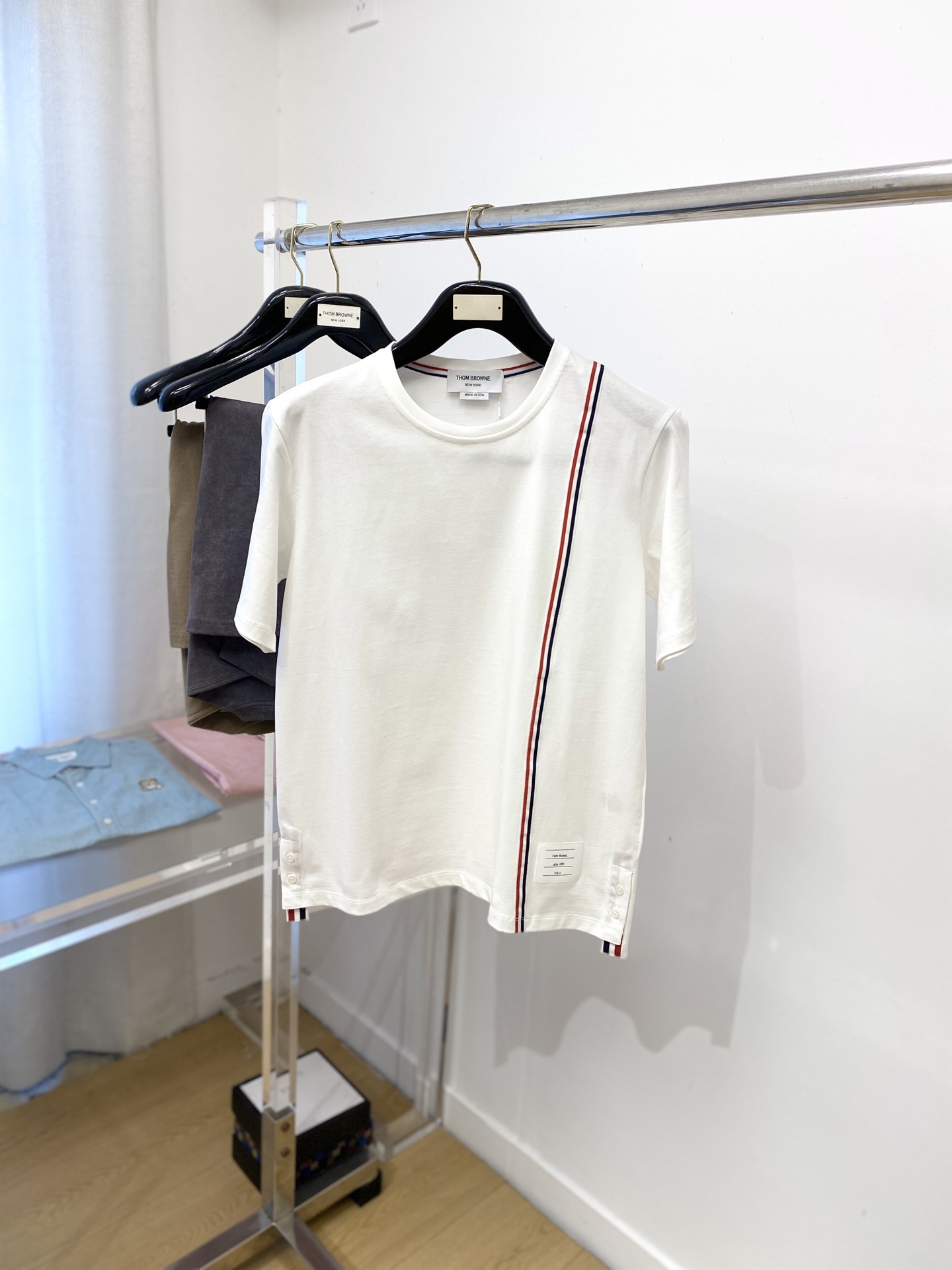 NO:521352,TB, the latest short-sleeved T-shirt, handsome and fashionable, embroidered letter logo under the clothes, simple and versatile style. The fabric cotton is not only crisp, maintains the trendy silhouette, and is also comfortable to wear, and the yarn is more delicate, with 0-4, T-shirt,tees, t-shirt,alexander wang19860909TB、最新款短袖T恤,帅气时尚,衣下刺绣字母logo,简约百搭款.面料棉 不仅挺括,保持潮流的廓形,又穿着舒适,纱织更细腻,码数0-4,,T-shirt,tees，t-shirt,alexander wang,Men's clothing