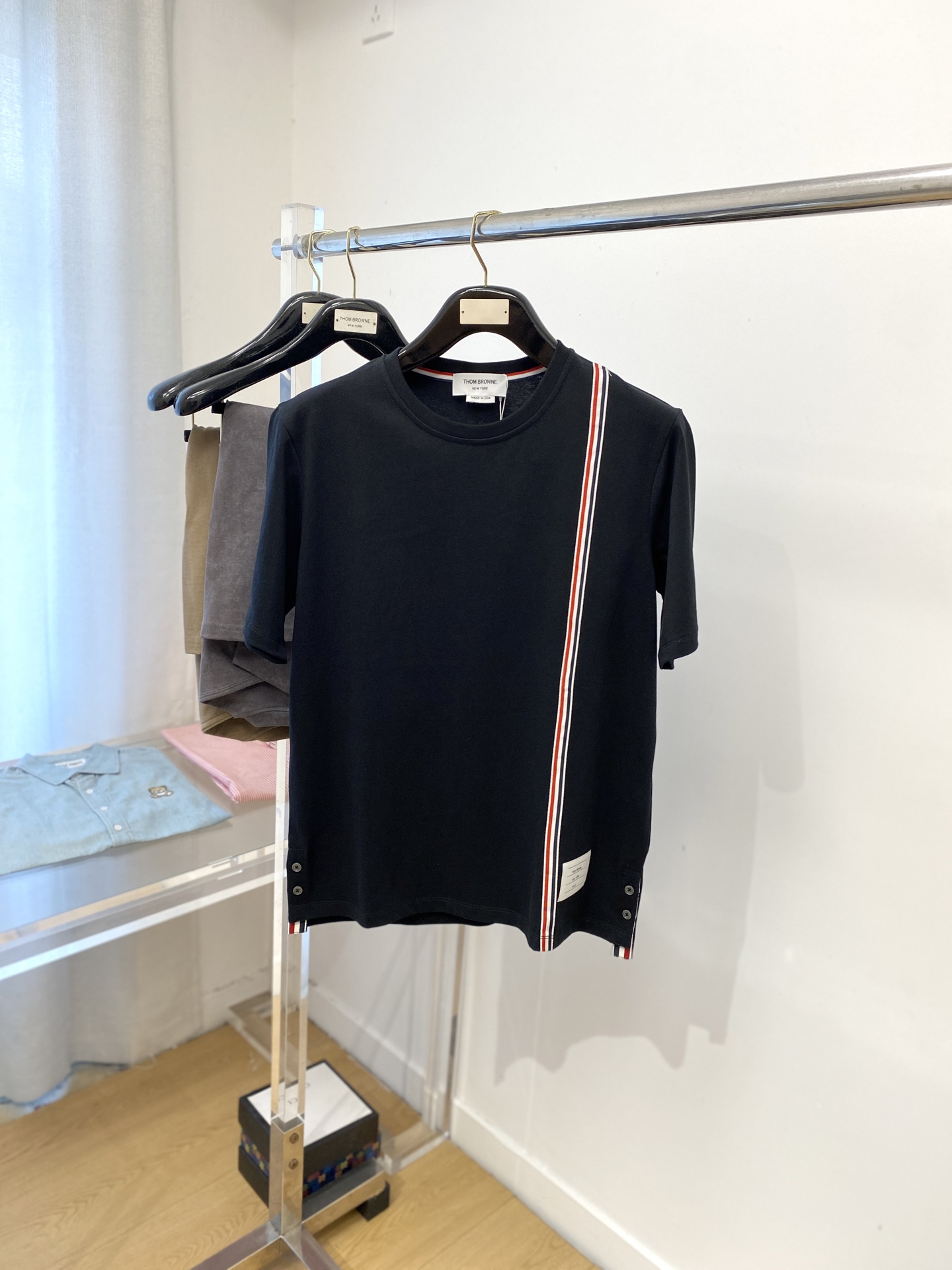 NO:526880,TB, the latest short-sleeved T-shirt in 2025, handsome and fashionable, embroidered letter logo under the clothes, simple and versatile style. The fabric cotton is not only crisp, maintains the trendy silhouette, and is also comfortable to wear, and the yarn is more delicate, with 0-4, T-shirt,tees, t-shirt,alexander wang19860909TB、2025最新款短袖T恤,帅气时尚,衣下刺绣字母logo,简约百搭款.面料棉 不仅挺括,保持潮流的廓形,又穿着舒适,纱织更细腻,码数0-4,,T-shirt,tees，t-shirt,alexander wang,Men's clothing