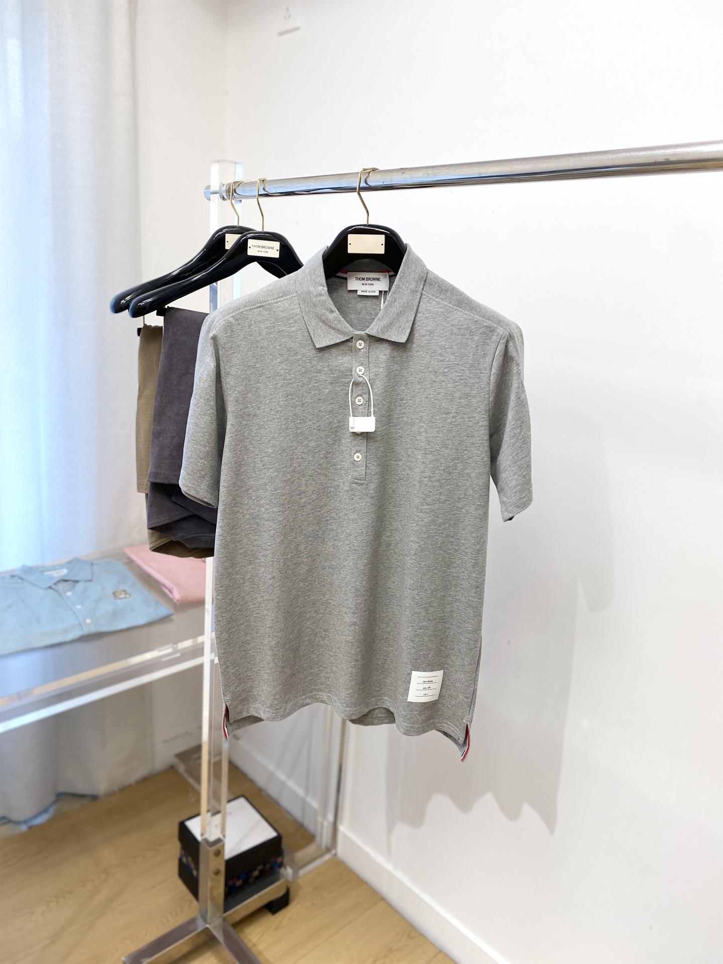 NO:521348,TB, the latest short-sleeved T-shirt, handsome and fashionable, embroidered letter logo under the clothes, simple and versatile style. The fabric cotton is not only crisp, maintains the trendy silhouette, and is also comfortable to wear, and the yarn is more delicate, with 0-4, T-shirt,tees, t-shirt,alexander wang19860909TB、最新款短袖T恤,帅气时尚,衣下刺绣字母logo,简约百搭款.面料棉 不仅挺括,保持潮流的廓形,又穿着舒适,纱织更细腻,码数0-4,,T-shirt,tees，t-shirt,alexander wang,Men's clothing