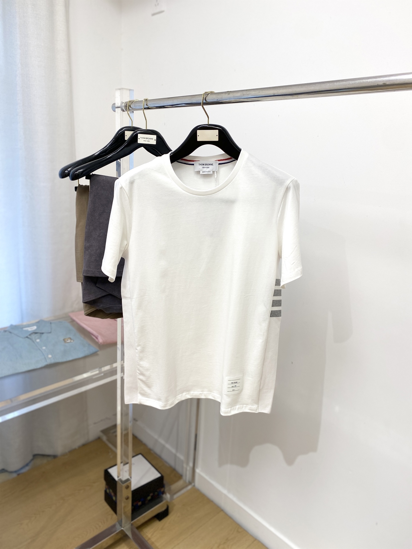 Thom Browne Dames T-shirt - Wit Katoen, Korte Mouwen, Iconische Streep Detail
