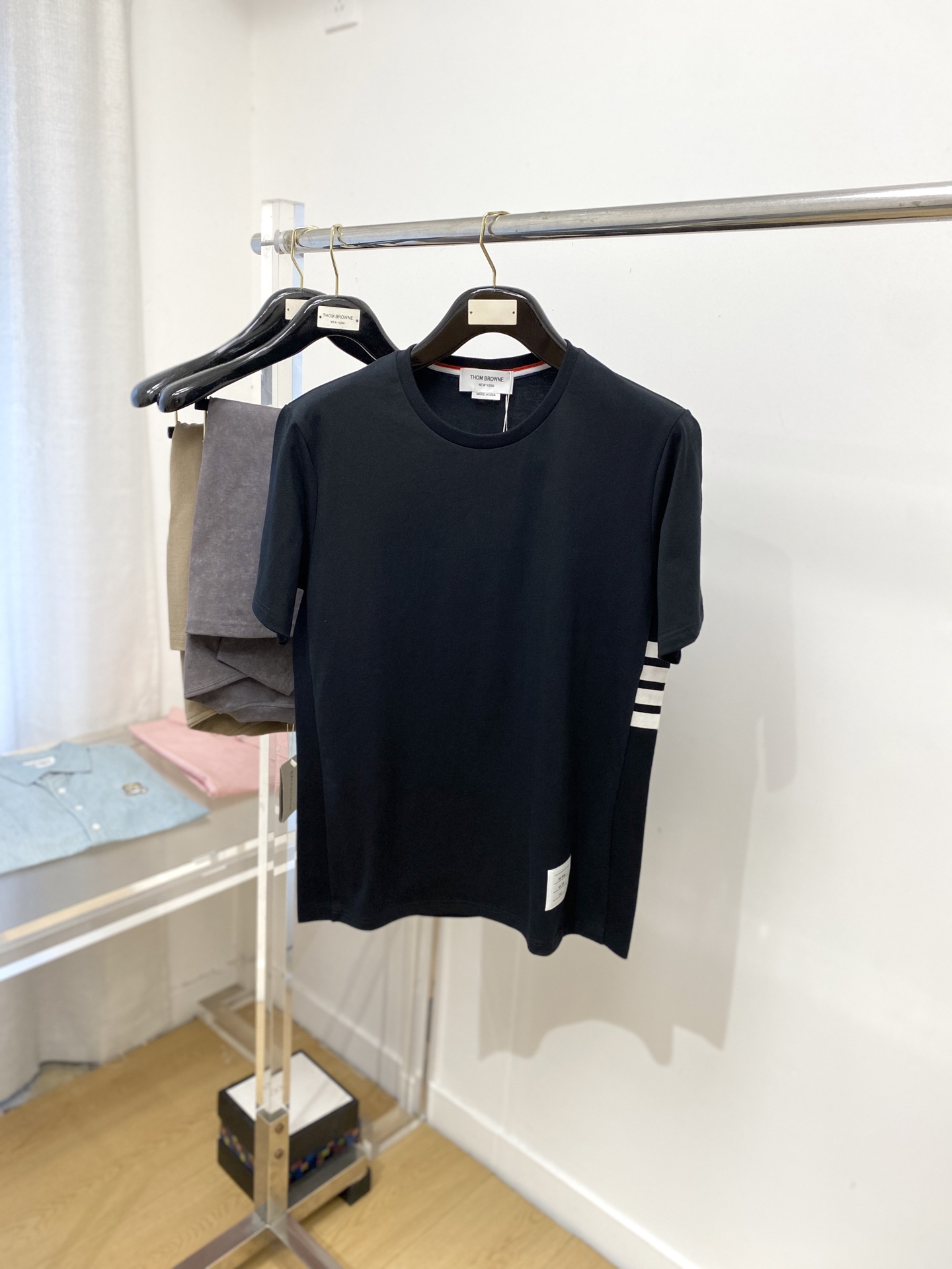 NO:524698,TB, the latest short-sleeved T-shirt, handsome and fashionable, embroidered letter logo under the clothes, simple and versatile style. The fabric cotton is not only crisp, maintains the trendy silhouette, and is also comfortable to wear, and the yarn is more delicate, with 0-4, T-shirt,tees, t-shirt,alexander wang19860909TB、最新款短袖T恤,帅气时尚,衣下刺绣字母logo,简约百搭款.面料棉 不仅挺括,保持潮流的廓形,又穿着舒适,纱织更细腻,码数0-4,,T-shirt,tees，t-shirt,alexander wang,Men's clothing