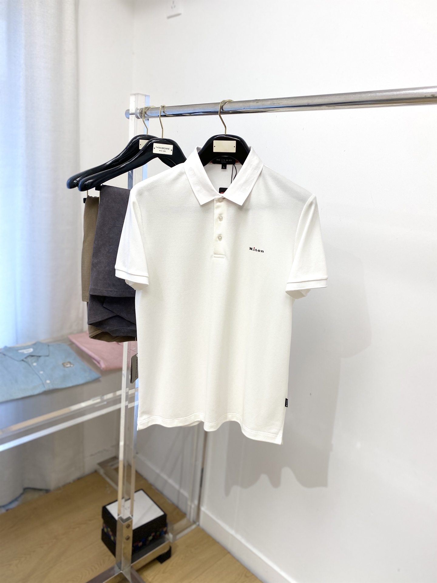 Kiton تي شيرت بولو قطني أبيض بأكمام قصيرة وشعار مطبوع