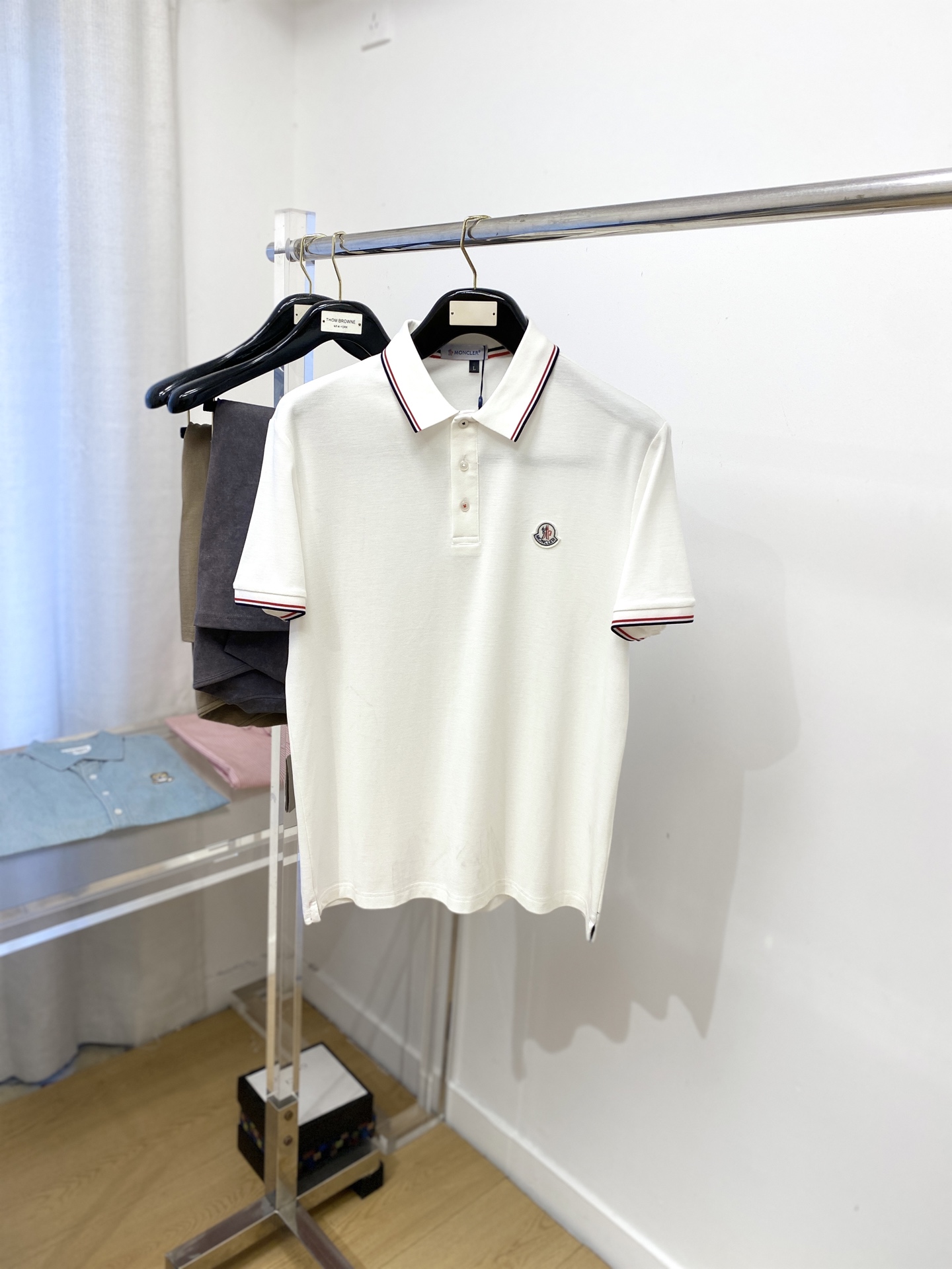 NO:540613,The latest short-sleeved T-shirt in 2025, handsome and fashionable, chest embroidered decorative pattern logo, simple and versatile style. The fabric cotton is not only crisp, maintains the trendy silhouette, but also comfortable to wear, and the yarn is more delicate, the number M-3XL, Moncler, T-shirt,tees, t-shirt,alexander wang19860909蒙口、2025最新款短袖T恤,帅气时尚,胸前刺绣装饰图案logo,简约百搭款.面料棉 不仅挺括,保持潮流的廓形,又穿着舒适,纱织更细腻,码数M-3XL,,Moncler,T-shirt,tees，t-shirt,alexander wang,Men's clothing