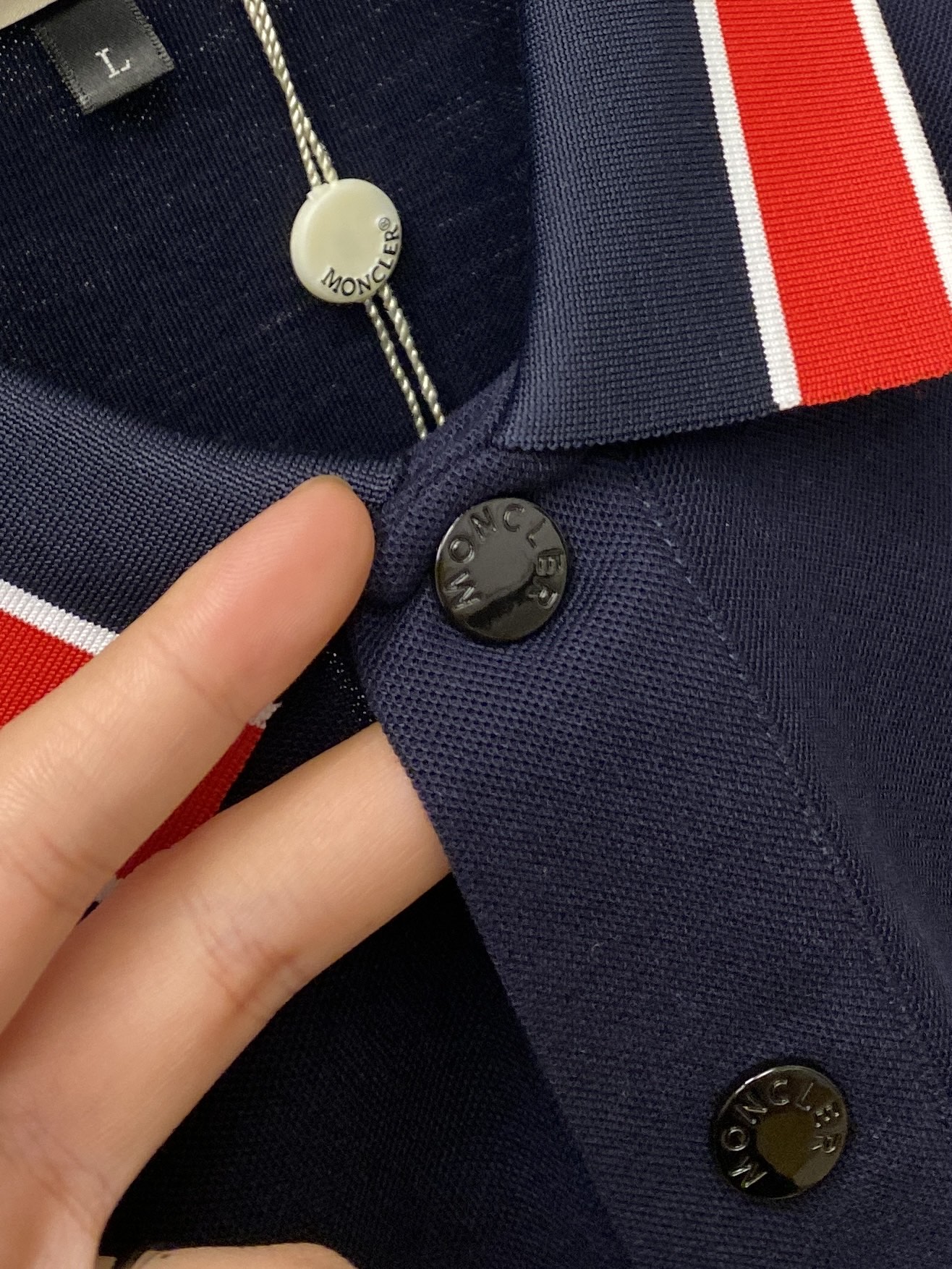 蒙口、2025最新款短袖T恤，帅气时尚，胸前刺绣装饰图案logo，简约百搭款。面料棉 不仅挺括，保持潮流